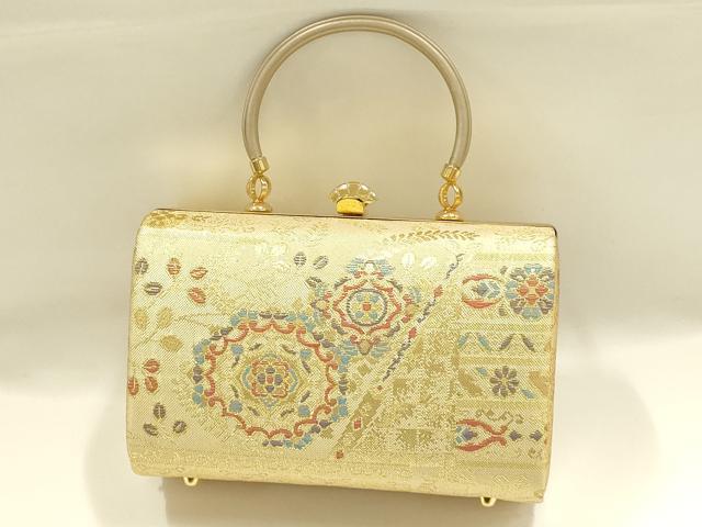 ■■■　サイズ　■■■ 【バッグ】 横　　　18cm 縦　　　12cm　取っ手込み　21cm 奥行き　8.5cm ■■■　商品詳細　■■■ 状態は参考画像のように持ち手部分に擦れがございます。 大変上質な逸品になります。 お安く出品致しますので、是非この機会にいかがでしょうか？ ■■■　注意事項　■■■ ■モニター発色の具合により色合いが異なる場合がございます。 ■寸法は多少の誤差が生じる場合がございますのでご了承ください。 ■縫込みの長さが左右非対称の場合は短い部分を記載しております。 左右非対称であってもご返品・お値引き等の保証は出来かねますので、ご了承の上ご購入をお願い致します。 ■シミ等のチェックには注意を払っておりますが、見落としがある場合もございますし、個人の見解も様々ですので神経質な方のご購入はお控えください。 ■箪笥に入っておりました着物や帯なので畳みシワや匂いがあるものもございます。 ■お休みは基本的に土日祝となりますが、その他臨時でお休みする場合がございますのでご了承ください。 ■商品の発送は平日のみの発送となります。 ■夜間と土曜、日曜日はお問い合わせの回答が遅れる場合がございます。 ■当店では、お直し、紋入れ、お手入れ等は承っておりません。 ■生地の状態（ヤケ、経年劣化等）によってはサイズ直しが出来ない場合がございます。 その点もどうかご了承のうえ、ご購入をお願いいたします。 ■弊社で取り扱う商品は一点ものにつき、時期や在庫状況に応じて金額が変更となる場合がございます。 ■検針は行っておりません。予めご了承いただきますようお願いいたします。 ■【洗える着物】と記載のある商品におきましては、商品お届け後に洗濯を行ってしまってからのご返品にはご対応しかねます。 念の為、専門店でのお手入れをお願いいたします。 ■写真に写っている物が全てになります。それ以外の付属品はございませんのでご了承ください。 ■状態に関する写真につきましては、掲載可能な写真枚数に限りがあるため、各箇所につき1枚参考画像を掲載しております。 ■着物のサイズ目安は下記を参考ください↓ ＜女性着物＞　お端折り次第で＋5cm　−1cmが着用可能サイズ 　例）身丈170cmの場合、身長160cm〜175cm ＜男性着物＞　身丈＋約25cm〜27cm程が適応身長 　例）身丈155cmの場合、身長180〜182cm