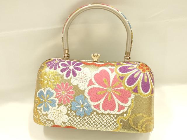 ■■■　サイズ　■■■ 【バッグ】 横　　　25.5cm 縦　　　14cm　取っ手込み　25.5cm 奥行き　9.5cm ■■■　商品詳細　■■■ 状態は参考画像のように持ち手部分に薄い汚れがございます。 その他特に目立ったシミ汚れなどもなく大変良い状態です。 大変上質な逸品になります。 お安く出品致しますので、是非この機会にいかがでしょうか？ ■■■　注意事項　■■■ ■モニター発色の具合により色合いが異なる場合がございます。 ■寸法は多少の誤差が生じる場合がございますのでご了承ください。 ■縫込みの長さが左右非対称の場合は短い部分を記載しております。 左右非対称であってもご返品・お値引き等の保証は出来かねますので、ご了承の上ご購入をお願い致します。 ■シミ等のチェックには注意を払っておりますが、見落としがある場合もございますし、個人の見解も様々ですので神経質な方のご購入はお控えください。 ■箪笥に入っておりました着物や帯なので畳みシワや匂いがあるものもございます。 ■お休みは基本的に土日祝となりますが、その他臨時でお休みする場合がございますのでご了承ください。 ■商品の発送は平日のみの発送となります。 ■夜間と土曜、日曜日はお問い合わせの回答が遅れる場合がございます。 ■当店では、お直し、紋入れ、お手入れ等は承っておりません。 ■生地の状態（ヤケ、経年劣化等）によってはサイズ直しが出来ない場合がございます。 その点もどうかご了承のうえ、ご購入をお願いいたします。 ■弊社で取り扱う商品は一点ものにつき、時期や在庫状況に応じて金額が変更となる場合がございます。 ■検針は行っておりません。予めご了承いただきますようお願いいたします。 ■【洗える着物】と記載のある商品におきましては、商品お届け後に洗濯を行ってしまってからのご返品にはご対応しかねます。 念の為、専門店でのお手入れをお願いいたします。 ■写真に写っている物が全てになります。それ以外の付属品はございませんのでご了承ください。 ■状態に関する写真につきましては、掲載可能な写真枚数に限りがあるため、各箇所につき1枚参考画像を掲載しております。 ■着物のサイズ目安は下記を参考ください↓ ＜女性着物＞　お端折り次第で＋5cm　−1cmが着用可能サイズ 　例）身丈170cmの場合、身長160cm〜175cm ＜男性着物＞　身丈＋約25cm〜27cm程が適応身長 　例）身丈155cmの場合、身長180〜182cm