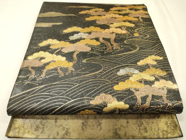 ■■■　サイズ　■■■ 長さ 420cm 幅 31cm程 ■■■　商品詳細　■■■ 【正絹】 状態は接写画像のように 前柄に擦れがございますが その他特に目立ったシミ汚れなどもなく大変良い状態です。 「螺鈿(らでん)」は、 貝殻の内側の真珠層を薄く切り出して、はめ込む手法です。 奈良時代に唐から螺鈿の技術が輸入されて以来、 真珠層が光線によって、青色やピンク色などの優しい光を放ち、 自然な非規則性が神秘的で日本人の心を惹きつけてきました。 丁寧に、精密に織り出された源氏物語・・・ 実に多彩な彩りは、螺鈿のみ表現できる美しさ 織り螺鈿金細工の染などでは表現できない、 貝殻の持つ自然な光沢がとても美しく、優雅さと華やかさを添えます。 大変上質な逸品になります。 お安く出品致しますので、是非この機会にいかがでしょうか？ ■■■　注意事項　■■■ ■モニター発色の具合により色合いが異なる場合がございます。 ■寸法は多少の誤差が生じる場合がございますのでご了承ください。 ■縫込みの長さが左右非対称の場合は短い部分を記載しております。 左右非対称であってもご返品・お値引き等の保証は出来かねますので、ご了承の上ご購入をお願い致します。 ■シミ等のチェックには注意を払っておりますが、見落としがある場合もございますし、個人の見解も様々ですので神経質な方のご購入はお控えください。 ■箪笥に入っておりました着物や帯なので畳みシワや匂いがあるものもございます。 ■お休みは基本的に土日祝となりますが、その他臨時でお休みする場合がございますのでご了承ください。 ■商品の発送は平日のみの発送となります。 ■夜間と土曜、日曜日はお問い合わせの回答が遅れる場合がございます。 ■当店では、お直し、紋入れ、お手入れ等は承っておりません。 ■生地の状態（ヤケ、経年劣化等）によってはサイズ直しが出来ない場合がございます。 その点もどうかご了承のうえ、ご購入をお願いいたします。 ■弊社で取り扱う商品は一点ものにつき、時期や在庫状況に応じて金額が変更となる場合がございます。 ■検針は行っておりません。予めご了承いただきますようお願いいたします。 ■【洗える着物】と記載のある商品におきましては、商品お届け後に洗濯を行ってしまってからのご返品にはご対応しかねます。 念の為、専門店でのお手入れをお願いいたします。 ■写真に写っている物が全てになります。それ以外の付属品はございませんのでご了承ください。 ■状態に関する写真につきましては、掲載可能な写真枚数に限りがあるため、各箇所につき1枚参考画像を掲載しております。 ■着物のサイズ目安は下記を参考ください↓ ＜女性着物＞　お端折り次第で＋5cm　−1cmが着用可能サイズ 　例）身丈170cmの場合、身長160cm〜175cm ＜男性着物＞　身丈＋約25cm〜27cm程が適応身長 　例）身丈155cmの場合、身長180〜182cm