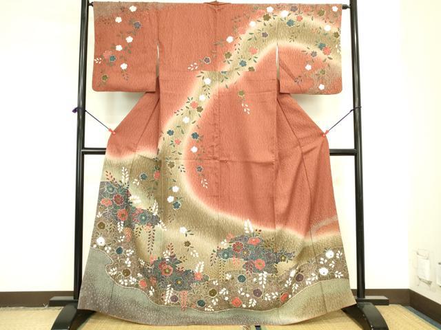 ■■■　サイズ　■■■ 身丈 165cm（肩から） 裄丈 63cm 袖丈 49cm　縫込み 2cm 袖幅 32cm 前幅 24cm 後幅 30cm 着物縫いこみ 内揚げ 3cm 裄 お袖側 約1cm　身頃側 約1cm ■■■　商品詳細　■■■ 【正絹】 状態は特に目立ったシミ汚れなどもなく大変良い状態です。 大変上質な逸品になります。 お安く出品致しますので、是非この機会にいかがでしょうか？ ■■■　注意事項　■■■ ■モニター発色の具合により色合いが異なる場合がございます。 ■寸法は多少の誤差が生じる場合がございますのでご了承ください。 ■縫込みの長さが左右非対称の場合は短い部分を記載しております。 左右非対称であってもご返品・お値引き等の保証は出来かねますので、ご了承の上ご購入をお願い致します。 ■シミ等のチェックには注意を払っておりますが、見落としがある場合もございますし、個人の見解も様々ですので神経質な方のご購入はお控えください。 ■箪笥に入っておりました着物や帯なので畳みシワや匂いがあるものもございます。 ■お休みは基本的に土日祝となりますが、その他臨時でお休みする場合がございますのでご了承ください。 ■商品の発送は平日のみの発送となります。 ■夜間と土曜、日曜日はお問い合わせの回答が遅れる場合がございます。 ■当店では、お直し、紋入れ、お手入れ等は承っておりません。 ■生地の状態（ヤケ、経年劣化等）によってはサイズ直しが出来ない場合がございます。 その点もどうかご了承のうえ、ご購入をお願いいたします。 ■弊社で取り扱う商品は一点ものにつき、時期や在庫状況に応じて金額が変更となる場合がございます。 ■検針は行っておりません。予めご了承いただきますようお願いいたします。 ■【洗える着物】と記載のある商品におきましては、商品お届け後に洗濯を行ってしまってからのご返品にはご対応しかねます。 念の為、専門店でのお手入れをお願いいたします。 ■写真に写っている物が全てになります。それ以外の付属品はございませんのでご了承ください。 ■状態に関する写真につきましては、掲載可能な写真枚数に限りがあるため、各箇所につき1枚参考画像を掲載しております。 ■着物のサイズ目安は下記を参考ください↓ ＜女性着物＞　お端折り次第で＋5cm　−1cmが着用可能サイズ 　例）身丈170cmの場合、身長160cm〜175cm ＜男性着物＞　身丈＋約25cm〜27cm程が適応身長 　例）身丈155cmの場合、身長180〜182cm
