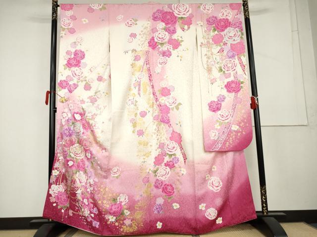 ■■■　サイズ　■■■ 身丈 163cm（肩から） 裄丈 67cm 袖丈 110cm　縫込み 6cm 袖幅 34cm 前幅 24.5cm 後幅 30cm 着物縫いこみ 内揚げ 11cm 裄 お袖側 約2cm　身頃側 約5cm ■■■　商品詳細　■■■ 【正絹】 状態は特に目立ったシミ汚れなどもなく大変良い状態です。 大変上質な逸品になります。 お安く出品致しますので、是非この機会にいかがでしょうか？ ■■■　注意事項　■■■ ■モニター発色の具合により色合いが異なる場合がございます。 ■寸法は多少の誤差が生じる場合がございますのでご了承ください。 ■縫込みの長さが左右非対称の場合は短い部分を記載しております。 左右非対称であってもご返品・お値引き等の保証は出来かねますので、ご了承の上ご購入をお願い致します。 ■シミ等のチェックには注意を払っておりますが、見落としがある場合もございますし、個人の見解も様々ですので神経質な方のご購入はお控えください。 ■箪笥に入っておりました着物や帯なので畳みシワや匂いがあるものもございます。 ■お休みは基本的に土日祝となりますが、その他臨時でお休みする場合がございますのでご了承ください。 ■商品の発送は平日のみの発送となります。 ■夜間と土曜、日曜日はお問い合わせの回答が遅れる場合がございます。 ■当店では、お直し、紋入れ、お手入れ等は承っておりません。 ■生地の状態（ヤケ、経年劣化等）によってはサイズ直しが出来ない場合がございます。 その点もどうかご了承のうえ、ご購入をお願いいたします。 ■弊社で取り扱う商品は一点ものにつき、時期や在庫状況に応じて金額が変更となる場合がございます。 ■検針は行っておりません。予めご了承いただきますようお願いいたします。 ■【洗える着物】と記載のある商品におきましては、商品お届け後に洗濯を行ってしまってからのご返品にはご対応しかねます。 念の為、専門店でのお手入れをお願いいたします。 ■写真に写っている物が全てになります。それ以外の付属品はございませんのでご了承ください。 ■状態に関する写真につきましては、掲載可能な写真枚数に限りがあるため、各箇所につき1枚参考画像を掲載しております。 ■着物のサイズ目安は下記を参考ください↓ ＜女性着物＞　お端折り次第で＋5cm　−1cmが着用可能サイズ 　例）身丈170cmの場合、身長160cm〜175cm ＜男性着物＞　身丈＋約25cm〜27cm程が適応身長 　例）身丈155cmの場合、身長180〜182cm