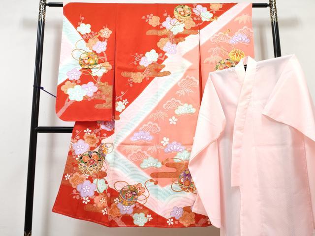 ■■■　サイズ　■■■ 【祝着】 身丈 131cm（肩から） 裄丈 57.5cm（肩上げ　0cm） 袖丈 73.5cm　縫込み 1.5cm 袖幅 32cm 前幅 18.5cm 後幅 25.5cm 着物縫いこみ 内揚げ 0cm （腰上げ　0cm） 裄 お袖側 約3cm　身頃側 約1.5cm 【長襦袢】 身丈 99cm（肩から） 裄丈 55cm（肩上げ　0cm） 袖丈 73.5cm　縫込み 0cm 袖幅 29.5cm 前幅 20.5cm 後幅 25.5cm 着物縫いこみ 内揚げ 0cm （腰上げ　0cm） 裄 お袖側 約2cm　身頃側 約2cm ■■■　商品詳細　■■■ 着物【表地：アセテート90％ナイロン10％・裏地：アセテート・重ね衿：取り外し可能】の 状態は特に目立ったシミ汚れなどもなく大変良い状態です。 長襦袢【化繊】の 状態は接写画像のように左袖後に薄い汚れがございますがその他特に目立ったシミ汚れなどもなく大変良い状態です。 お安く出品致しますので、是非この機会にいかがでしょうか？ ※着物・襦袢共に肩上げと腰上げがされておりません。 ※ご自身で洗濯された場合の保証はできかねます。専門店にご相談ください。 ■■■　注意事項　■■■ ■モニター発色の具合により色合いが異なる場合がございます。 ■寸法は多少の誤差が生じる場合がございますのでご了承ください。 ■縫込みの長さが左右非対称の場合は短い部分を記載しております。 左右非対称であってもご返品・お値引き等の保証は出来かねますので、ご了承の上ご購入をお願い致します。 ■シミ等のチェックには注意を払っておりますが、見落としがある場合もございますし、個人の見解も様々ですので神経質な方のご購入はお控えください。 ■箪笥に入っておりました着物や帯なので畳みシワや匂いがあるものもございます。 ■お休みは基本的に土日祝となりますが、その他臨時でお休みする場合がございますのでご了承ください。 ■商品の発送は平日のみの発送となります。 ■夜間と土曜、日曜日はお問い合わせの回答が遅れる場合がございます。 ■当店では、お直し、紋入れ、お手入れ等は承っておりません。 ■生地の状態（ヤケ、経年劣化等）によってはサイズ直しが出来ない場合がございます。 その点もどうかご了承のうえ、ご購入をお願いいたします。 ■弊社で取り扱う商品は一点ものにつき、時期や在庫状況に応じて金額が変更となる場合がございます。 ■検針は行っておりません。予めご了承いただきますようお願いいたします。 ■【洗える着物】と記載のある商品におきましては、商品お届け後に洗濯を行ってしまってからのご返品にはご対応しかねます。 念の為、専門店でのお手入れをお願いいたします。 ■写真に写っている物が全てになります。それ以外の付属品はございませんのでご了承ください。 ■状態に関する写真につきましては、掲載可能な写真枚数に限りがあるため、各箇所につき1枚参考画像を掲載しております。 ■着物のサイズ目安は下記を参考ください↓ ＜女性着物＞　お端折り次第で＋5cm　−1cmが着用可能サイズ 　例）身丈170cmの場合、身長160cm〜175cm ＜男性着物＞　身丈＋約25cm〜27cm程が適応身長 　例）身丈155cmの場合、身長180〜182cm