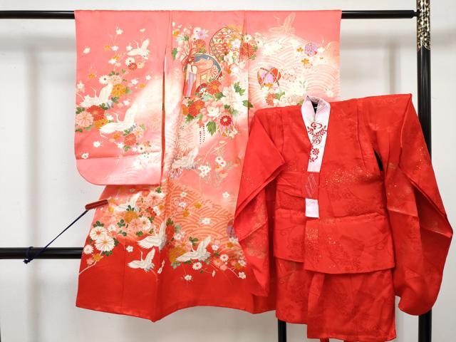 ■■■　サイズ　■■■ 【祝着】 身丈 99cm（肩から） 裄丈 42.5cm（肩上げ　2cm） 袖丈 57cm　縫込み 2.5cm 袖幅 30cm 前幅 15cm 後幅 16cm 着物縫いこみ 内揚げ 0cm （腰上げ　0cm） 裄 お袖側 約1cm　身頃側 約0cm 【長襦袢】 身丈 64cm（肩から） 裄丈 41cm（肩上げ　1.5cm） 袖丈 54cm　縫込み 3cm 袖幅 29.5cm 前幅 14.5cm 後幅 15.5cm 着物縫いこみ 内揚げ 0cm （腰上げ　14cm） 裄 お袖側 約1cm　身頃側 約0cm ■■■　商品詳細　■■■ 着物【正絹】の 状態は接写画像のように上前・右袖前に薄い汚れがございますが その他特に目立ったシミ汚れなどもなく大変良い状態です。 長襦袢【交織】の 状態は接写画像のように右袖後に薄い汚れがございますが その他特に目立ったシミ汚れなどもなく大変良い状態です。 大変上質な逸品になります。 お安く出品致しますので、是非この機会にいかがでしょうか？ ■■■　注意事項　■■■ ■モニター発色の具合により色合いが異なる場合がございます。 ■寸法は多少の誤差が生じる場合がございますのでご了承ください。 ■縫込みの長さが左右非対称の場合は短い部分を記載しております。 左右非対称であってもご返品・お値引き等の保証は出来かねますので、ご了承の上ご購入をお願い致します。 ■シミ等のチェックには注意を払っておりますが、見落としがある場合もございますし、個人の見解も様々ですので神経質な方のご購入はお控えください。 ■箪笥に入っておりました着物や帯なので畳みシワや匂いがあるものもございます。 ■お休みは基本的に土日祝となりますが、その他臨時でお休みする場合がございますのでご了承ください。 ■商品の発送は平日のみの発送となります。 ■夜間と土曜、日曜日はお問い合わせの回答が遅れる場合がございます。 ■当店では、お直し、紋入れ、お手入れ等は承っておりません。 ■生地の状態（ヤケ、経年劣化等）によってはサイズ直しが出来ない場合がございます。 その点もどうかご了承のうえ、ご購入をお願いいたします。 ■弊社で取り扱う商品は一点ものにつき、時期や在庫状況に応じて金額が変更となる場合がございます。 ■検針は行っておりません。予めご了承いただきますようお願いいたします。 ■【洗える着物】と記載のある商品におきましては、商品お届け後に洗濯を行ってしまってからのご返品にはご対応しかねます。 念の為、専門店でのお手入れをお願いいたします。 ■写真に写っている物が全てになります。それ以外の付属品はございませんのでご了承ください。 ■状態に関する写真につきましては、掲載可能な写真枚数に限りがあるため、各箇所につき1枚参考画像を掲載しております。 ■着物のサイズ目安は下記を参考ください↓ ＜女性着物＞　お端折り次第で＋5cm　−1cmが着用可能サイズ 　例）身丈170cmの場合、身長160cm〜175cm ＜男性着物＞　身丈＋約25cm〜27cm程が適応身長 　例）身丈155cmの場合、身長180〜182cm