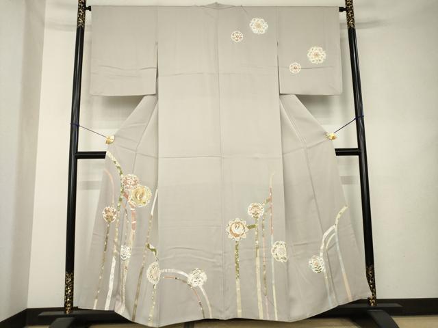 ■■■　サイズ　■■■ 身丈 155cm（肩から） 裄丈 65cm 袖丈 49cm　縫込み 11cm 袖幅 33cm 前幅 24cm 後幅 30cm 着物縫いこみ 内揚げ 8cm 裄 お袖側 約3cm　身頃側 約3cm ■■■　商品詳細　■■■ 【正絹】 状態は特に目立ったシミ汚れなどもなく大変良い状態です。 大変上質な逸品になります。 お安く出品致しますので、是非この機会にいかがでしょうか？ ■■■　注意事項　■■■ ■モニター発色の具合により色合いが異なる場合がございます。 ■寸法は多少の誤差が生じる場合がございますのでご了承ください。 ■縫込みの長さが左右非対称の場合は短い部分を記載しております。 左右非対称であってもご返品・お値引き等の保証は出来かねますので、ご了承の上ご購入をお願い致します。 ■シミ等のチェックには注意を払っておりますが、見落としがある場合もございますし、個人の見解も様々ですので神経質な方のご購入はお控えください。 ■箪笥に入っておりました着物や帯なので畳みシワや匂いがあるものもございます。 ■お休みは基本的に土日祝となりますが、その他臨時でお休みする場合がございますのでご了承ください。 ■商品の発送は平日のみの発送となります。 ■夜間と土曜、日曜日はお問い合わせの回答が遅れる場合がございます。 ■当店では、お直し、紋入れ、お手入れ等は承っておりません。 ■生地の状態（ヤケ、経年劣化等）によってはサイズ直しが出来ない場合がございます。 その点もどうかご了承のうえ、ご購入をお願いいたします。 ■弊社で取り扱う商品は一点ものにつき、時期や在庫状況に応じて金額が変更となる場合がございます。 ■検針は行っておりません。予めご了承いただきますようお願いいたします。 ■【洗える着物】と記載のある商品におきましては、商品お届け後に洗濯を行ってしまってからのご返品にはご対応しかねます。 念の為、専門店でのお手入れをお願いいたします。 ■写真に写っている物が全てになります。それ以外の付属品はございませんのでご了承ください。 ■状態に関する写真につきましては、掲載可能な写真枚数に限りがあるため、各箇所につき1枚参考画像を掲載しております。 ■着物のサイズ目安は下記を参考ください↓ ＜女性着物＞　お端折り次第で＋5cm　−1cmが着用可能サイズ 　例）身丈170cmの場合、身長160cm〜175cm ＜男性着物＞　身丈＋約25cm〜27cm程が適応身長 　例）身丈155cmの場合、身長180〜182cm