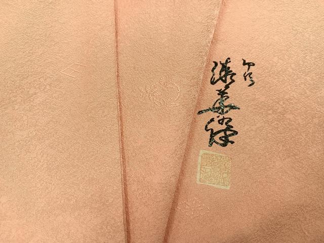 ■■■　サイズ　■■■ 身丈 161cm（肩から） 裄丈 63.5cm 袖丈 51.5cm　縫込み 4.5cm 袖幅 32.5cm 前幅 22.5cm 後幅 29cm 着物縫いこみ 内揚げ 2cm 裄 お袖側 約3cm　身頃側 約3cm ■■■　商品詳細　■■■ 【正絹・一つ紋・未使用】 状態は特に目立ったシミ汚れなどもなく大変良い状態です。 大変上質な逸品になります。 お安く出品致しますので、是非この機会にいかがでしょうか？ ■■■　注意事項　■■■ ■モニター発色の具合により色合いが異なる場合がございます。 ■寸法は多少の誤差が生じる場合がございますのでご了承ください。 ■縫込みの長さが左右非対称の場合は短い部分を記載しております。 左右非対称であってもご返品・お値引き等の保証は出来かねますので、ご了承の上ご購入をお願い致します。 ■シミ等のチェックには注意を払っておりますが、見落としがある場合もございますし、個人の見解も様々ですので神経質な方のご購入はお控えください。 ■箪笥に入っておりました着物や帯なので畳みシワや匂いがあるものもございます。 ■お休みは基本的に土日祝となりますが、その他臨時でお休みする場合がございますのでご了承ください。 ■商品の発送は平日のみの発送となります。 ■夜間と土曜、日曜日はお問い合わせの回答が遅れる場合がございます。 ■当店では、お直し、紋入れ、お手入れ等は承っておりません。 ■生地の状態（ヤケ、経年劣化等）によってはサイズ直しが出来ない場合がございます。 その点もどうかご了承のうえ、ご購入をお願いいたします。 ■弊社で取り扱う商品は一点ものにつき、時期や在庫状況に応じて金額が変更となる場合がございます。 ■検針は行っておりません。予めご了承いただきますようお願いいたします。 ■【洗える着物】と記載のある商品におきましては、商品お届け後に洗濯を行ってしまってからのご返品にはご対応しかねます。 念の為、専門店でのお手入れをお願いいたします。 ■写真に写っている物が全てになります。それ以外の付属品はございませんのでご了承ください。 ■状態に関する写真につきましては、掲載可能な写真枚数に限りがあるため、各箇所につき1枚参考画像を掲載しております。 ■着物のサイズ目安は下記を参考ください↓ ＜女性着物＞　お端折り次第で＋5cm　−1cmが着用可能サイズ 　例）身丈170cmの場合、身長160cm〜175cm ＜男性着物＞　身丈＋約25cm〜27cm程が適応身長 　例）身丈155cmの場合、身長180〜182cm