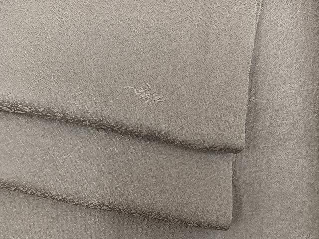 ■■■　サイズ　■■■ 身丈 159.5cm（肩から） 裄丈 62.5cm 袖丈 46.5cm　縫込み 5.5cm 袖幅 33cm 前幅 24cm 後幅 28.5cm 着物縫いこみ 内揚げ 5.5cm 裄 お袖側 約3.5cm　身頃側 約2.5cm ■■■　商品詳細　■■■ 【正絹・一つ紋】 状態は接写画像のように衿山・衿裏に薄い汚れがございますが その他特に目立ったシミ汚れなどもなく大変良い状態です。 大変上質な逸品になります。 お安く出品致しますので、是非この機会にいかがでしょうか？ ■■■　注意事項　■■■ ■モニター発色の具合により色合いが異なる場合がございます。 ■寸法は多少の誤差が生じる場合がございますのでご了承ください。 ■縫込みの長さが左右非対称の場合は短い部分を記載しております。 左右非対称であってもご返品・お値引き等の保証は出来かねますので、ご了承の上ご購入をお願い致します。 ■シミ等のチェックには注意を払っておりますが、見落としがある場合もございますし、個人の見解も様々ですので神経質な方のご購入はお控えください。 ■箪笥に入っておりました着物や帯なので畳みシワや匂いがあるものもございます。 ■お休みは基本的に土日祝となりますが、その他臨時でお休みする場合がございますのでご了承ください。 ■商品の発送は平日のみの発送となります。 ■夜間と土曜、日曜日はお問い合わせの回答が遅れる場合がございます。 ■当店では、お直し、紋入れ、お手入れ等は承っておりません。 ■生地の状態（ヤケ、経年劣化等）によってはサイズ直しが出来ない場合がございます。 その点もどうかご了承のうえ、ご購入をお願いいたします。 ■弊社で取り扱う商品は一点ものにつき、時期や在庫状況に応じて金額が変更となる場合がございます。 ■検針は行っておりません。予めご了承いただきますようお願いいたします。 ■【洗える着物】と記載のある商品におきましては、商品お届け後に洗濯を行ってしまってからのご返品にはご対応しかねます。 念の為、専門店でのお手入れをお願いいたします。 ■写真に写っている物が全てになります。それ以外の付属品はございませんのでご了承ください。 ■状態に関する写真につきましては、掲載可能な写真枚数に限りがあるため、各箇所につき1枚参考画像を掲載しております。 ■着物のサイズ目安は下記を参考ください↓ ＜女性着物＞　お端折り次第で＋5cm　−1cmが着用可能サイズ 　例）身丈170cmの場合、身長160cm〜175cm ＜男性着物＞　身丈＋約25cm〜27cm程が適応身長 　例）身丈155cmの場合、身長180〜182cm