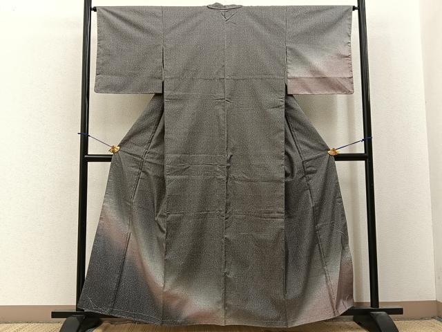■■■　サイズ　■■■ 身丈 159cm（肩から） 裄丈 64cm 袖丈 48cm　縫込み 10cm 袖幅 33cm 前幅 25cm 後幅 29.5cm 着物縫いこみ 内揚げ 8cm 裄 お袖側 約2cm　身頃側 約6.5cm ■■■　商品詳細　■■■ 【正絹・未使用】 状態は特に目立ったシミ汚れなどもなく大変良い状態です。 大変上質な逸品になります。 お安く出品致しますので、是非この機会にいかがでしょうか？ ■■■　注意事項　■■■ ■モニター発色の具合により色合いが異なる場合がございます。 ■寸法は多少の誤差が生じる場合がございますのでご了承ください。 ■縫込みの長さが左右非対称の場合は短い部分を記載しております。 左右非対称であってもご返品・お値引き等の保証は出来かねますので、ご了承の上ご購入をお願い致します。 ■シミ等のチェックには注意を払っておりますが、見落としがある場合もございますし、個人の見解も様々ですので神経質な方のご購入はお控えください。 ■箪笥に入っておりました着物や帯なので畳みシワや匂いがあるものもございます。 ■お休みは基本的に土日祝となりますが、その他臨時でお休みする場合がございますのでご了承ください。 ■商品の発送は平日のみの発送となります。 ■夜間と土曜、日曜日はお問い合わせの回答が遅れる場合がございます。 ■当店では、お直し、紋入れ、お手入れ等は承っておりません。 ■生地の状態（ヤケ、経年劣化等）によってはサイズ直しが出来ない場合がございます。 その点もどうかご了承のうえ、ご購入をお願いいたします。 ■弊社で取り扱う商品は一点ものにつき、時期や在庫状況に応じて金額が変更となる場合がございます。 ■検針は行っておりません。予めご了承いただきますようお願いいたします。 ■【洗える着物】と記載のある商品におきましては、商品お届け後に洗濯を行ってしまってからのご返品にはご対応しかねます。 念の為、専門店でのお手入れをお願いいたします。 ■写真に写っている物が全てになります。それ以外の付属品はございませんのでご了承ください。 ■状態に関する写真につきましては、掲載可能な写真枚数に限りがあるため、各箇所につき1枚参考画像を掲載しております。 ■着物のサイズ目安は下記を参考ください↓ ＜女性着物＞　お端折り次第で＋5cm　−1cmが着用可能サイズ 　例）身丈170cmの場合、身長160cm〜175cm ＜男性着物＞　身丈＋約25cm〜27cm程が適応身長 　例）身丈155cmの場合、身長180〜182cm