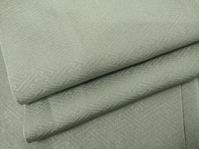 ■■■　サイズ　■■■ 身丈 151.5cm（肩から） 裄丈 62.5cm 袖丈 42cm　縫込み 5cm 袖幅 32.5cm 前幅 25.5cm 後幅 29cm 着物縫いこみ 内揚げ 7.5cm 裄 お袖側 約2.5cm　身頃側 約4.5cm ■■■　商品詳細　■■■ 【正絹・一つ紋】 状態は接写画像のように上前・衿裏・衿・衿山・肩山付近・胸付近に薄い汚れ、左袖前に汚れがございますが その他特に目立ったシミ汚れなどもなく大変良い状態です。 大変上質な逸品になります。 お安く出品致しますので、是非この機会にいかがでしょうか？ ■■■　注意事項　■■■ ■モニター発色の具合により色合いが異なる場合がございます。 ■寸法は多少の誤差が生じる場合がございますのでご了承ください。 ■縫込みの長さが左右非対称の場合は短い部分を記載しております。 左右非対称であってもご返品・お値引き等の保証は出来かねますので、ご了承の上ご購入をお願い致します。 ■シミ等のチェックには注意を払っておりますが、見落としがある場合もございますし、個人の見解も様々ですので神経質な方のご購入はお控えください。 ■箪笥に入っておりました着物や帯なので畳みシワや匂いがあるものもございます。 ■お休みは基本的に土日祝となりますが、その他臨時でお休みする場合がございますのでご了承ください。 ■商品の発送は平日のみの発送となります。 ■夜間と土曜、日曜日はお問い合わせの回答が遅れる場合がございます。 ■当店では、お直し、紋入れ、お手入れ等は承っておりません。 ■生地の状態（ヤケ、経年劣化等）によってはサイズ直しが出来ない場合がございます。 その点もどうかご了承のうえ、ご購入をお願いいたします。 ■弊社で取り扱う商品は一点ものにつき、時期や在庫状況に応じて金額が変更となる場合がございます。 ■検針は行っておりません。予めご了承いただきますようお願いいたします。 ■【洗える着物】と記載のある商品におきましては、商品お届け後に洗濯を行ってしまってからのご返品にはご対応しかねます。 念の為、専門店でのお手入れをお願いいたします。 ■写真に写っている物が全てになります。それ以外の付属品はございませんのでご了承ください。 ■状態に関する写真につきましては、掲載可能な写真枚数に限りがあるため、各箇所につき1枚参考画像を掲載しております。 ■着物のサイズ目安は下記を参考ください↓ ＜女性着物＞　お端折り次第で＋5cm　−1cmが着用可能サイズ 　例）身丈170cmの場合、身長160cm〜175cm ＜男性着物＞　身丈＋約25cm〜27cm程が適応身長 　例）身丈155cmの場合、身長180〜182cm