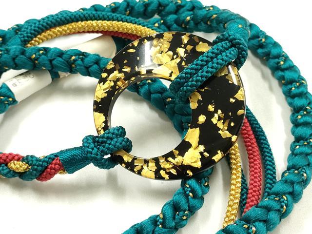 ■■■　サイズ　■■■ 長さ　約175cm（房を除く） ■■■　商品詳細　■■■ 【正絹・未使用】 状態は参考画像のように糸よれがございます。 大変上質な逸品になります。 お安く出品致しますので、是非この機会にいかがでしょうか？ ■■■　注意事項　■■■ ■モニター発色の具合により色合いが異なる場合がございます。 ■寸法は多少の誤差が生じる場合がございますのでご了承ください。 ■縫込みの長さが左右非対称の場合は短い部分を記載しております。 左右非対称であってもご返品・お値引き等の保証は出来かねますので、ご了承の上ご購入をお願い致します。 ■シミ等のチェックには注意を払っておりますが、見落としがある場合もございますし、個人の見解も様々ですので神経質な方のご購入はお控えください。 ■箪笥に入っておりました着物や帯なので畳みシワや匂いがあるものもございます。 ■お休みは基本的に土日祝となりますが、その他臨時でお休みする場合がございますのでご了承ください。 ■商品の発送は平日のみの発送となります。 ■夜間と土曜、日曜日はお問い合わせの回答が遅れる場合がございます。 ■当店では、お直し、紋入れ、お手入れ等は承っておりません。 ■生地の状態（ヤケ、経年劣化等）によってはサイズ直しが出来ない場合がございます。 その点もどうかご了承のうえ、ご購入をお願いいたします。 ■弊社で取り扱う商品は一点ものにつき、時期や在庫状況に応じて金額が変更となる場合がございます。 ■検針は行っておりません。予めご了承いただきますようお願いいたします。 ■【洗える着物】と記載のある商品におきましては、商品お届け後に洗濯を行ってしまってからのご返品にはご対応しかねます。 念の為、専門店でのお手入れをお願いいたします。 ■写真に写っている物が全てになります。それ以外の付属品はございませんのでご了承ください。 ■状態に関する写真につきましては、掲載可能な写真枚数に限りがあるため、各箇所につき1枚参考画像を掲載しております。 ■着物のサイズ目安は下記を参考ください↓ ＜女性着物＞　お端折り次第で＋5cm　−1cmが着用可能サイズ 　例）身丈170cmの場合、身長160cm〜175cm ＜男性着物＞　身丈＋約25cm〜27cm程が適応身長 　例）身丈155cmの場合、身長180〜182cm