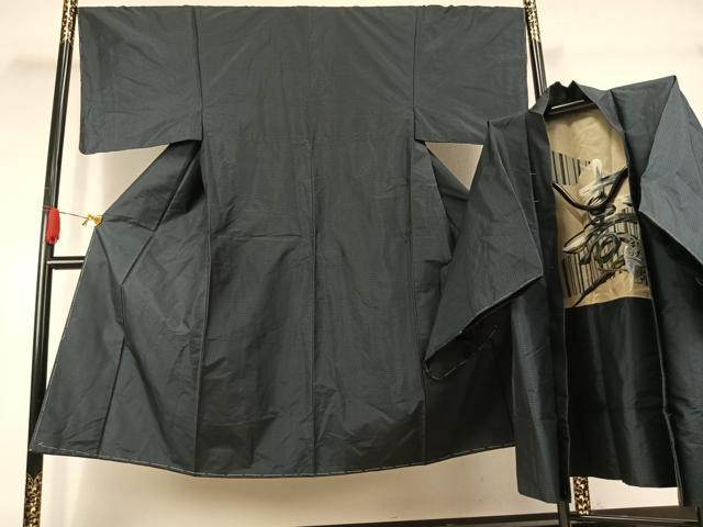 ■■■　サイズ　■■■ 【着物】 身丈 139cm（肩から） 裄丈 68cm 袖丈 48cm　縫込み 4.5cm 袖幅 34cm 前幅 27cm 後幅 31cm 着物縫いこみ 内揚げ 9cm 裄 お袖側 約1cm　身頃側 約1cm 【羽織】 身丈 89cm（肩から） 裄丈 69cm 袖丈 48cm　縫込み 5.5cm 袖幅 35cm 前幅 20cm 後幅 30cm 裄 お袖側 約1cm　身頃側 約1cm ■■■　商品詳細　■■■ 【正絹】 着物の状態は特に目立ったシミ汚れなどもなく大変良い状態です。 羽織の状態は接写画像のように羽裏に薄い汚れがございますが その他特に目立ったシミ汚れなどもなく大変良い状態です。 大変上質な逸品になります。 お安く出品致しますので、是非この機会にいかがでしょうか？ ■■■　注意事項　■■■ ■モニター発色の具合により色合いが異なる場合がございます。 ■寸法は多少の誤差が生じる場合がございますのでご了承ください。 ■縫込みの長さが左右非対称の場合は短い部分を記載しております。 左右非対称であってもご返品・お値引き等の保証は出来かねますので、ご了承の上ご購入をお願い致します。 ■シミ等のチェックには注意を払っておりますが、見落としがある場合もございますし、個人の見解も様々ですので神経質な方のご購入はお控えください。 ■箪笥に入っておりました着物や帯なので畳みシワや匂いがあるものもございます。 ■お休みは基本的に土日祝となりますが、その他臨時でお休みする場合がございますのでご了承ください。 ■商品の発送は平日のみの発送となります。 ■夜間と土曜、日曜日はお問い合わせの回答が遅れる場合がございます。 ■当店では、お直し、紋入れ、お手入れ等は承っておりません。 ■生地の状態（ヤケ、経年劣化等）によってはサイズ直しが出来ない場合がございます。 その点もどうかご了承のうえ、ご購入をお願いいたします。 ■弊社で取り扱う商品は一点ものにつき、時期や在庫状況に応じて金額が変更となる場合がございます。 ■検針は行っておりません。予めご了承いただきますようお願いいたします。 ■【洗える着物】と記載のある商品におきましては、商品お届け後に洗濯を行ってしまってからのご返品にはご対応しかねます。 念の為、専門店でのお手入れをお願いいたします。 ■写真に写っている物が全てになります。それ以外の付属品はございませんのでご了承ください。 ■状態に関する写真につきましては、掲載可能な写真枚数に限りがあるため、各箇所につき1枚参考画像を掲載しております。 ■着物のサイズ目安は下記を参考ください↓ ＜女性着物＞　お端折り次第で＋5cm　−1cmが着用可能サイズ 　例）身丈170cmの場合、身長160cm〜175cm ＜男性着物＞　身丈＋約25cm〜27cm程が適応身長 　例）身丈155cmの場合、身長180〜182cm