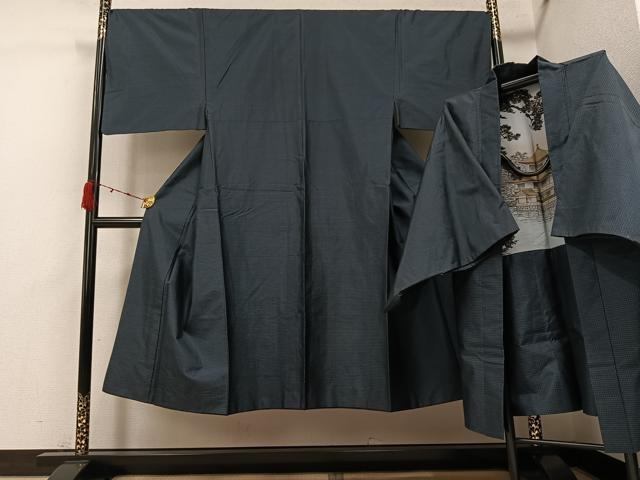 ■■■　サイズ　■■■ 【着物】 身丈 138cm（肩から） 裄丈 69cm 袖丈 47cm　縫込み 4cm 袖幅 34.5cm 前幅 26cm 後幅 30cm 着物縫いこみ 内揚げ 7cm 裄 お袖側 約0cm　身頃側 約0cm 【羽織】 身丈 91cm（肩から） 裄丈 69cm 袖丈 47cm　縫込み 5cm 袖幅 35cm 前幅 18cm 後幅 30.5cm 裄 お袖側 約0cm　身頃側 約1cm ■■■　商品詳細　■■■ 【正絹】 着物の状態は接写画像のように袖口・衿山に薄い汚れがございますが その他特に目立ったシミ汚れなどもなく大変良い状態です。 羽織の状態は接写画像のように返しに薄い汚れがございますが その他特に目立ったシミ汚れなどもなく大変良い状態です。 大変上質な逸品になります。 お安く出品致しますので、是非この機会にいかがでしょうか？ ■■■　注意事項　■■■ ■モニター発色の具合により色合いが異なる場合がございます。 ■寸法は多少の誤差が生じる場合がございますのでご了承ください。 ■縫込みの長さが左右非対称の場合は短い部分を記載しております。 左右非対称であってもご返品・お値引き等の保証は出来かねますので、ご了承の上ご購入をお願い致します。 ■シミ等のチェックには注意を払っておりますが、見落としがある場合もございますし、個人の見解も様々ですので神経質な方のご購入はお控えください。 ■箪笥に入っておりました着物や帯なので畳みシワや匂いがあるものもございます。 ■お休みは基本的に土日祝となりますが、その他臨時でお休みする場合がございますのでご了承ください。 ■商品の発送は平日のみの発送となります。 ■夜間と土曜、日曜日はお問い合わせの回答が遅れる場合がございます。 ■当店では、お直し、紋入れ、お手入れ等は承っておりません。 ■生地の状態（ヤケ、経年劣化等）によってはサイズ直しが出来ない場合がございます。 その点もどうかご了承のうえ、ご購入をお願いいたします。 ■弊社で取り扱う商品は一点ものにつき、時期や在庫状況に応じて金額が変更となる場合がございます。 ■検針は行っておりません。予めご了承いただきますようお願いいたします。 ■【洗える着物】と記載のある商品におきましては、商品お届け後に洗濯を行ってしまってからのご返品にはご対応しかねます。 念の為、専門店でのお手入れをお願いいたします。 ■写真に写っている物が全てになります。それ以外の付属品はございませんのでご了承ください。 ■状態に関する写真につきましては、掲載可能な写真枚数に限りがあるため、各箇所につき1枚参考画像を掲載しております。 ■着物のサイズ目安は下記を参考ください↓ ＜女性着物＞　お端折り次第で＋5cm　−1cmが着用可能サイズ 　例）身丈170cmの場合、身長160cm〜175cm ＜男性着物＞　身丈＋約25cm〜27cm程が適応身長 　例）身丈155cmの場合、身長180〜182cm