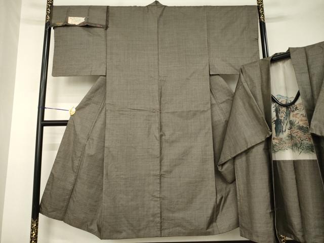 ■■■　サイズ　■■■ 【着物】 身丈 143cm（肩から） 裄丈 67cm 袖丈 49cm　縫込み 8cm 袖幅 34cm 前幅 28.5cm 後幅 32cm 着物縫いこみ 内揚げ 11cm 裄 お袖側 約1cm　身頃側 約1cm 【羽織】 身丈 94cm（肩から） 裄丈 68cm 袖丈 50cm　縫込み 7cm 袖幅 34cm 前幅 23cm 後幅 32.5cm 裄 お袖側 約1cm　身頃側 約1cm ■■■　商品詳細　■■■ 【正絹】 着物の状態は接写画像のように衿裏・衿山に薄い汚れがございますが その他特に目立ったシミ汚れなどもなく大変良い状態です。 羽織の状態は接写画像のように後身頃・袖口・右胸に薄い汚れがございますが その他特に目立ったシミ汚れなどもなく大変良い状態です。 大変上質な逸品になります。 お安く出品致しますので、是非この機会にいかがでしょうか？ ■■■　注意事項　■■■ ■モニター発色の具合により色合いが異なる場合がございます。 ■寸法は多少の誤差が生じる場合がございますのでご了承ください。 ■縫込みの長さが左右非対称の場合は短い部分を記載しております。 左右非対称であってもご返品・お値引き等の保証は出来かねますので、ご了承の上ご購入をお願い致します。 ■シミ等のチェックには注意を払っておりますが、見落としがある場合もございますし、個人の見解も様々ですので神経質な方のご購入はお控えください。 ■箪笥に入っておりました着物や帯なので畳みシワや匂いがあるものもございます。 ■お休みは基本的に土日祝となりますが、その他臨時でお休みする場合がございますのでご了承ください。 ■商品の発送は平日のみの発送となります。 ■夜間と土曜、日曜日はお問い合わせの回答が遅れる場合がございます。 ■当店では、お直し、紋入れ、お手入れ等は承っておりません。 ■生地の状態（ヤケ、経年劣化等）によってはサイズ直しが出来ない場合がございます。 その点もどうかご了承のうえ、ご購入をお願いいたします。 ■弊社で取り扱う商品は一点ものにつき、時期や在庫状況に応じて金額が変更となる場合がございます。 ■検針は行っておりません。予めご了承いただきますようお願いいたします。 ■【洗える着物】と記載のある商品におきましては、商品お届け後に洗濯を行ってしまってからのご返品にはご対応しかねます。 念の為、専門店でのお手入れをお願いいたします。 ■写真に写っている物が全てになります。それ以外の付属品はございませんのでご了承ください。 ■状態に関する写真につきましては、掲載可能な写真枚数に限りがあるため、各箇所につき1枚参考画像を掲載しております。 ■着物のサイズ目安は下記を参考ください↓ ＜女性着物＞　お端折り次第で＋5cm　−1cmが着用可能サイズ 　例）身丈170cmの場合、身長160cm〜175cm ＜男性着物＞　身丈＋約25cm〜27cm程が適応身長 　例）身丈155cmの場合、身長180〜182cm