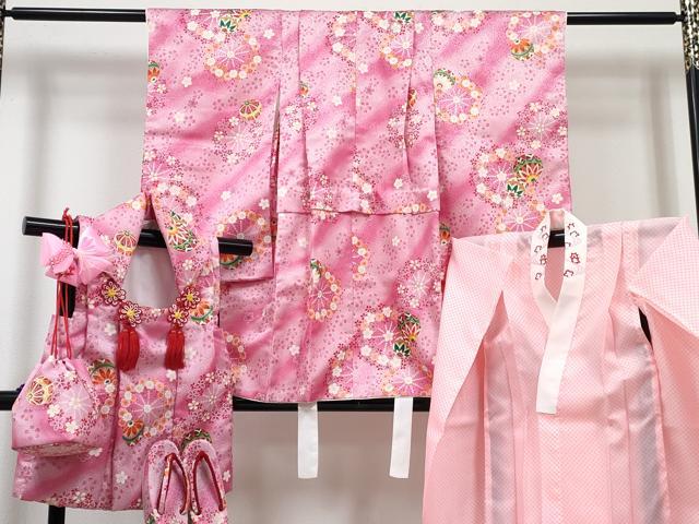 ■■■　サイズ　■■■ 【祝着】 身丈 80cm（肩から） 裄丈 43cm（肩上げ　2.5cm） 袖丈 57cm　縫込み 2cm 袖幅 27cm 前幅 15cm 後幅 20cm 着物縫いこみ 内揚げ 0cm （腰上げ　4cm） 裄 お袖側 約1cm　身頃側 約1cm 【被布】 身丈 49cm（肩から） 裄丈 13.5cm（肩上げ　2cm） 【長襦袢】 身丈 70cm（肩から） 裄丈 38cm（肩上げ　3cm） 袖丈 56cm　縫込み 1cm 袖幅 25cm 前幅 23cm 後幅 20cm 着物縫いこみ 内揚げ 0cm （腰上げ　0cm） 裄 お袖側 約1cm　身頃側 約1cm 【草履】 長さ 18cm　幅 7cm　高さ 4.5cm程 ■■■　商品詳細　■■■ 着物(重ね衿：取り外し可能)・長襦袢(半衿刺繍)【化繊】のいずれも 状態は特に目立ったシミ汚れなどもなく大変良い状態です。 被布【化繊】の 状態は接写画像のように表地所々・裏地に薄い汚れ、 ホック部分に劣化がございます。 ぜひお手入れをされてお召しになられてはいかがでしょうか。 お安く出品致しますので、是非この機会にいかがでしょうか？ ※草履の状態は参考画像のように薄い汚れがございます。 ※長襦袢の前幅が後幅よりも大きい仕立てになっておりますので、ご確認の上ご入札くださいませ。 ※箱に傷みがございますが商品には問題ございません。 ※ご自身で洗濯された場合の保証はできかねます。専門店にご相談ください。 ■■■　注意事項　■■■ ■モニター発色の具合により色合いが異なる場合がございます。 ■寸法は多少の誤差が生じる場合がございますのでご了承ください。 ■縫込みの長さが左右非対称の場合は短い部分を記載しております。 左右非対称であってもご返品・お値引き等の保証は出来かねますので、ご了承の上ご購入をお願い致します。 ■シミ等のチェックには注意を払っておりますが、見落としがある場合もございますし、個人の見解も様々ですので神経質な方のご購入はお控えください。 ■箪笥に入っておりました着物や帯なので畳みシワや匂いがあるものもございます。 ■お休みは基本的に土日祝となりますが、その他臨時でお休みする場合がございますのでご了承ください。 ■商品の発送は平日のみの発送となります。 ■夜間と土曜、日曜日はお問い合わせの回答が遅れる場合がございます。 ■当店では、お直し、紋入れ、お手入れ等は承っておりません。 ■生地の状態（ヤケ、経年劣化等）によってはサイズ直しが出来ない場合がございます。 その点もどうかご了承のうえ、ご購入をお願いいたします。 ■弊社で取り扱う商品は一点ものにつき、時期や在庫状況に応じて金額が変更となる場合がございます。 ■検針は行っておりません。予めご了承いただきますようお願いいたします。 ■【洗える着物】と記載のある商品におきましては、商品お届け後に洗濯を行ってしまってからのご返品にはご対応しかねます。 念の為、専門店でのお手入れをお願いいたします。 ■写真に写っている物が全てになります。それ以外の付属品はございませんのでご了承ください。 ■状態に関する写真につきましては、掲載可能な写真枚数に限りがあるため、各箇所につき1枚参考画像を掲載しております。 ■着物のサイズ目安は下記を参考ください↓ ＜女性着物＞　お端折り次第で＋5cm　−1cmが着用可能サイズ 　例）身丈170cmの場合、身長160cm〜175cm ＜男性着物＞　身丈＋約25cm〜27cm程が適応身長 　例）身丈155cmの場合、身長180〜182cm