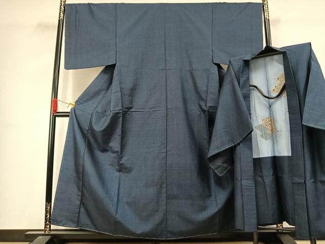 ■■■　サイズ　■■■ 【着物】 身丈 157cm（肩から） 裄丈 69cm 袖丈 49cm　縫込み 0cm 袖幅 34.5cm 前幅 25cm 後幅 31cm 着物縫いこみ 内揚げ 8cm 裄 お袖側 約1cm　身頃側 約3cm 【羽織】 身丈 95cm（肩から） 裄丈 70cm 袖丈 49cm　縫込み 5cm 袖幅 35cm 前幅 21cm 後幅 31cm 裄 お袖側 約3cm　身頃側 約1cm ■■■　商品詳細　■■■ 【正絹・未使用】 状態は特に目立ったシミ汚れなどもなく大変良い状態です。 大変上質な逸品になります。 お安く出品致しますので、是非この機会にいかがでしょうか？ ■■■　注意事項　■■■ ■モニター発色の具合により色合いが異なる場合がございます。 ■寸法は多少の誤差が生じる場合がございますのでご了承ください。 ■縫込みの長さが左右非対称の場合は短い部分を記載しております。 左右非対称であってもご返品・お値引き等の保証は出来かねますので、ご了承の上ご購入をお願い致します。 ■シミ等のチェックには注意を払っておりますが、見落としがある場合もございますし、個人の見解も様々ですので神経質な方のご購入はお控えください。 ■箪笥に入っておりました着物や帯なので畳みシワや匂いがあるものもございます。 ■お休みは基本的に土日祝となりますが、その他臨時でお休みする場合がございますのでご了承ください。 ■商品の発送は平日のみの発送となります。 ■夜間と土曜、日曜日はお問い合わせの回答が遅れる場合がございます。 ■当店では、お直し、紋入れ、お手入れ等は承っておりません。 ■生地の状態（ヤケ、経年劣化等）によってはサイズ直しが出来ない場合がございます。 その点もどうかご了承のうえ、ご購入をお願いいたします。 ■弊社で取り扱う商品は一点ものにつき、時期や在庫状況に応じて金額が変更となる場合がございます。 ■検針は行っておりません。予めご了承いただきますようお願いいたします。 ■【洗える着物】と記載のある商品におきましては、商品お届け後に洗濯を行ってしまってからのご返品にはご対応しかねます。 念の為、専門店でのお手入れをお願いいたします。 ■写真に写っている物が全てになります。それ以外の付属品はございませんのでご了承ください。 ■状態に関する写真につきましては、掲載可能な写真枚数に限りがあるため、各箇所につき1枚参考画像を掲載しております。 ■着物のサイズ目安は下記を参考ください↓ ＜女性着物＞　お端折り次第で＋5cm　−1cmが着用可能サイズ 　例）身丈170cmの場合、身長160cm〜175cm ＜男性着物＞　身丈＋約25cm〜27cm程が適応身長 　例）身丈155cmの場合、身長180〜182cm