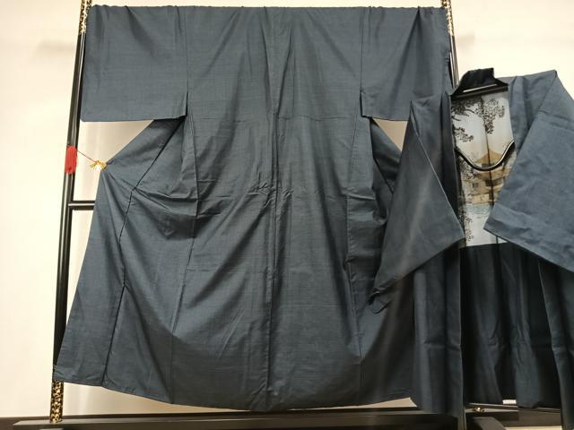 ■■■　サイズ　■■■ 【着物】 身丈 153cm（肩から） 裄丈 74cm 袖丈 49cm　縫込み 4cm 袖幅 38.5cm 前幅 25cm 後幅 32cm 着物縫いこみ 内揚げ 7cm 裄 お袖側 約2cm　身頃側 約4cm 【羽織】 身丈 96cm（肩から） 裄丈 75cm 袖丈 50cm　縫込み 4cm 袖幅 39cm 前幅 20cm 後幅 32cm 裄 お袖側 約1.5cm　身頃側 約4cm ■■■　商品詳細　■■■ 【正絹】 状態は特に目立ったシミ汚れなどもなく大変良い状態です。 大変上質な逸品になります。 お安く出品致しますので、是非この機会にいかがでしょうか？ ■■■　注意事項　■■■ ■モニター発色の具合により色合いが異なる場合がございます。 ■寸法は多少の誤差が生じる場合がございますのでご了承ください。 ■縫込みの長さが左右非対称の場合は短い部分を記載しております。 左右非対称であってもご返品・お値引き等の保証は出来かねますので、ご了承の上ご購入をお願い致します。 ■シミ等のチェックには注意を払っておりますが、見落としがある場合もございますし、個人の見解も様々ですので神経質な方のご購入はお控えください。 ■箪笥に入っておりました着物や帯なので畳みシワや匂いがあるものもございます。 ■お休みは基本的に土日祝となりますが、その他臨時でお休みする場合がございますのでご了承ください。 ■商品の発送は平日のみの発送となります。 ■夜間と土曜、日曜日はお問い合わせの回答が遅れる場合がございます。 ■当店では、お直し、紋入れ、お手入れ等は承っておりません。 ■生地の状態（ヤケ、経年劣化等）によってはサイズ直しが出来ない場合がございます。 その点もどうかご了承のうえ、ご購入をお願いいたします。 ■弊社で取り扱う商品は一点ものにつき、時期や在庫状況に応じて金額が変更となる場合がございます。 ■検針は行っておりません。予めご了承いただきますようお願いいたします。 ■【洗える着物】と記載のある商品におきましては、商品お届け後に洗濯を行ってしまってからのご返品にはご対応しかねます。 念の為、専門店でのお手入れをお願いいたします。 ■写真に写っている物が全てになります。それ以外の付属品はございませんのでご了承ください。 ■状態に関する写真につきましては、掲載可能な写真枚数に限りがあるため、各箇所につき1枚参考画像を掲載しております。 ■着物のサイズ目安は下記を参考ください↓ ＜女性着物＞　お端折り次第で＋5cm　−1cmが着用可能サイズ 　例）身丈170cmの場合、身長160cm〜175cm ＜男性着物＞　身丈＋約25cm〜27cm程が適応身長 　例）身丈155cmの場合、身長180〜182cm
