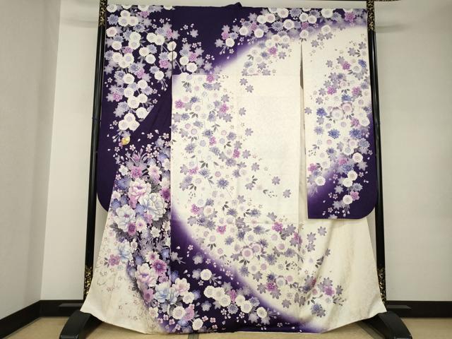 ■■■　サイズ　■■■ 身丈 165cm（肩から） 裄丈 68cm 袖丈 109cm　縫込み 8cm 袖幅 34cm 前幅 26cm 後幅 31cm 着物縫いこみ 内揚げ 9.5cm 裄 お袖側 約4cm　身頃側 約4cm ■■■　商品詳細　■■■ 【正絹】 状態は接写画像のように衿に薄い汚れがございますが その他特に目立ったシミ汚れなどもなく大変良い状態です。 大変上質な逸品になります。 お安く出品致しますので、是非この機会にいかがでしょうか？ ■■■　注意事項　■■■ ■モニター発色の具合により色合いが異なる場合がございます。 ■寸法は多少の誤差が生じる場合がございますのでご了承ください。 ■縫込みの長さが左右非対称の場合は短い部分を記載しております。 左右非対称であってもご返品・お値引き等の保証は出来かねますので、ご了承の上ご購入をお願い致します。 ■シミ等のチェックには注意を払っておりますが、見落としがある場合もございますし、個人の見解も様々ですので神経質な方のご購入はお控えください。 ■箪笥に入っておりました着物や帯なので畳みシワや匂いがあるものもございます。 ■お休みは基本的に土日祝となりますが、その他臨時でお休みする場合がございますのでご了承ください。 ■商品の発送は平日のみの発送となります。 ■夜間と土曜、日曜日はお問い合わせの回答が遅れる場合がございます。 ■当店では、お直し、紋入れ、お手入れ等は承っておりません。 ■生地の状態（ヤケ、経年劣化等）によってはサイズ直しが出来ない場合がございます。 その点もどうかご了承のうえ、ご購入をお願いいたします。 ■弊社で取り扱う商品は一点ものにつき、時期や在庫状況に応じて金額が変更となる場合がございます。 ■検針は行っておりません。予めご了承いただきますようお願いいたします。 ■【洗える着物】と記載のある商品におきましては、商品お届け後に洗濯を行ってしまってからのご返品にはご対応しかねます。 念の為、専門店でのお手入れをお願いいたします。 ■写真に写っている物が全てになります。それ以外の付属品はございませんのでご了承ください。 ■状態に関する写真につきましては、掲載可能な写真枚数に限りがあるため、各箇所につき1枚参考画像を掲載しております。 ■着物のサイズ目安は下記を参考ください↓ ＜女性着物＞　お端折り次第で＋5cm　−1cmが着用可能サイズ 　例）身丈170cmの場合、身長160cm〜175cm ＜男性着物＞　身丈＋約25cm〜27cm程が適応身長 　例）身丈155cmの場合、身長180〜182cm
