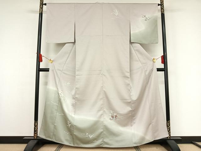 ■■■　サイズ　■■■ 身丈 161cm（肩から） 裄丈 64cm 袖丈 48cm　縫込み 5cm 袖幅 32cm 前幅 24cm 後幅 30cm 着物縫いこみ 内揚げ 2cm 裄 お袖側 約3cm　身頃側 約3cm ■■■　商品詳細　■■■ 【化繊】 状態は接写画像のように上前おくみ・衿山・両袖前後に薄い汚れがございますが その他特に目立ったシミ汚れなどもなく大変良い状態です。 お安く出品致しますので、是非この機会にいかがでしょうか？※ご自身で洗濯された場合の保証はできかねます。 専門店にご相談ください。 ■■■　注意事項　■■■ ■モニター発色の具合により色合いが異なる場合がございます。 ■寸法は多少の誤差が生じる場合がございますのでご了承ください。 ■縫込みの長さが左右非対称の場合は短い部分を記載しております。 左右非対称であってもご返品・お値引き等の保証は出来かねますので、ご了承の上ご購入をお願い致します。 ■シミ等のチェックには注意を払っておりますが、見落としがある場合もございますし、個人の見解も様々ですので神経質な方のご購入はお控えください。 ■箪笥に入っておりました着物や帯なので畳みシワや匂いがあるものもございます。 ■お休みは基本的に土日祝となりますが、その他臨時でお休みする場合がございますのでご了承ください。 ■商品の発送は平日のみの発送となります。 ■夜間と土曜、日曜日はお問い合わせの回答が遅れる場合がございます。 ■当店では、お直し、紋入れ、お手入れ等は承っておりません。 ■生地の状態（ヤケ、経年劣化等）によってはサイズ直しが出来ない場合がございます。 その点もどうかご了承のうえ、ご購入をお願いいたします。 ■弊社で取り扱う商品は一点ものにつき、時期や在庫状況に応じて金額が変更となる場合がございます。 ■検針は行っておりません。予めご了承いただきますようお願いいたします。 ■【洗える着物】と記載のある商品におきましては、商品お届け後に洗濯を行ってしまってからのご返品にはご対応しかねます。 念の為、専門店でのお手入れをお願いいたします。 ■写真に写っている物が全てになります。それ以外の付属品はございませんのでご了承ください。 ■状態に関する写真につきましては、掲載可能な写真枚数に限りがあるため、各箇所につき1枚参考画像を掲載しております。 ■着物のサイズ目安は下記を参考ください↓ ＜女性着物＞　お端折り次第で＋5cm　−1cmが着用可能サイズ 　例）身丈170cmの場合、身長160cm〜175cm ＜男性着物＞　身丈＋約25cm〜27cm程が適応身長 　例）身丈155cmの場合、身長180〜182cm