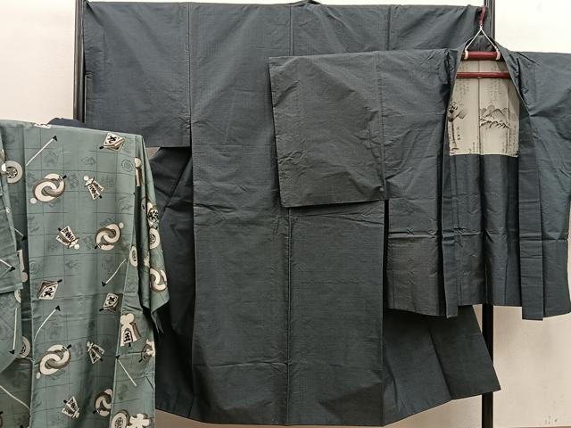 ■■■　サイズ　■■■ 【着物】 身丈 142.5cm（肩から） 裄丈 70.5cm 袖丈 49.5cm　縫込み 2cm 袖幅 36cm 前幅 27cm 後幅 33cm 着物縫いこみ 内揚げ 0cm 裄 お袖側 約2cm　身頃側 約2cm 【羽織】 身丈 87.5cm（肩から） 裄丈 71.5cm 袖丈 50.5cm　縫込み 1.5cm 袖幅 36.5cm 前幅 22cm 後幅 33cm 裄 お袖側 約2.5cm　身頃側 約2cm 【長襦袢】 身丈 138.5cm（肩から） 裄丈 69.5cm 袖丈 49cm　縫込み 3cm 袖幅 35cm 前幅 30cm 後幅 34.5cm 裄 お袖側 約1cm　身頃側 約2cm ■■■　商品詳細　■■■ 【正絹】 着物の状態は特に目立ったシミ汚れなどもなく大変良い状態です。 羽織の状態は接写画像のように返し・羽裏に薄い汚れがございますが その他特に目立ったシミ汚れなどもなく大変良い状態です。 長襦袢の状態は特に目立ったシミ汚れなどもなく大変良い状態です。 大変上質な逸品になります。 お安く出品致しますので、是非この機会にいかがでしょうか？ ■■■　注意事項　■■■ ■モニター発色の具合により色合いが異なる場合がございます。 ■寸法は多少の誤差が生じる場合がございますのでご了承ください。 ■縫込みの長さが左右非対称の場合は短い部分を記載しております。 左右非対称であってもご返品・お値引き等の保証は出来かねますので、ご了承の上ご購入をお願い致します。 ■シミ等のチェックには注意を払っておりますが、見落としがある場合もございますし、個人の見解も様々ですので神経質な方のご購入はお控えください。 ■箪笥に入っておりました着物や帯なので畳みシワや匂いがあるものもございます。 ■お休みは基本的に土日祝となりますが、その他臨時でお休みする場合がございますのでご了承ください。 ■商品の発送は平日のみの発送となります。 ■夜間と土曜、日曜日はお問い合わせの回答が遅れる場合がございます。 ■当店では、お直し、紋入れ、お手入れ等は承っておりません。 ■生地の状態（ヤケ、経年劣化等）によってはサイズ直しが出来ない場合がございます。 その点もどうかご了承のうえ、ご購入をお願いいたします。 ■弊社で取り扱う商品は一点ものにつき、時期や在庫状況に応じて金額が変更となる場合がございます。 ■検針は行っておりません。予めご了承いただきますようお願いいたします。 ■【洗える着物】と記載のある商品におきましては、商品お届け後に洗濯を行ってしまってからのご返品にはご対応しかねます。 念の為、専門店でのお手入れをお願いいたします。 ■写真に写っている物が全てになります。それ以外の付属品はございませんのでご了承ください。 ■状態に関する写真につきましては、掲載可能な写真枚数に限りがあるため、各箇所につき1枚参考画像を掲載しております。 ■着物のサイズ目安は下記を参考ください↓ ＜女性着物＞　お端折り次第で＋5cm　−1cmが着用可能サイズ 　例）身丈170cmの場合、身長160cm〜175cm ＜男性着物＞　身丈＋約25cm〜27cm程が適応身長 　例）身丈155cmの場合、身長180〜182cm