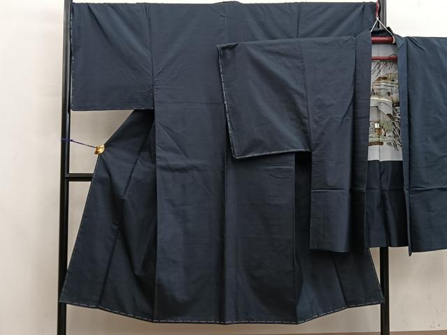 ■■■　サイズ　■■■ 【着物】 身丈 140.5cm（肩から） 裄丈 70cm 袖丈 48.5cm　縫込み 2.5cm 袖幅 35cm 前幅 25cm 後幅 31cm 着物縫いこみ 内揚げ 0cm 裄 お袖側 約1.5cm　身頃側 約2cm 【羽織】 身丈 92cm（肩から） 裄丈 70.5cm 袖丈 50.5cm　縫込み 2cm 袖幅 35.5cm 前幅 21.5cm 後幅 32cm 裄 お袖側 約1cm　身頃側 約1.5cm ■■■　商品詳細　■■■ 【正絹】 状態は特に目立ったシミ汚れなどもなく大変良い状態です。 大変上質な逸品になります。 お安く出品致しますので、是非この機会にいかがでしょうか？ ■■■　注意事項　■■■ ■モニター発色の具合により色合いが異なる場合がございます。 ■寸法は多少の誤差が生じる場合がございますのでご了承ください。 ■縫込みの長さが左右非対称の場合は短い部分を記載しております。 左右非対称であってもご返品・お値引き等の保証は出来かねますので、ご了承の上ご購入をお願い致します。 ■シミ等のチェックには注意を払っておりますが、見落としがある場合もございますし、個人の見解も様々ですので神経質な方のご購入はお控えください。 ■箪笥に入っておりました着物や帯なので畳みシワや匂いがあるものもございます。 ■お休みは基本的に土日祝となりますが、その他臨時でお休みする場合がございますのでご了承ください。 ■商品の発送は平日のみの発送となります。 ■夜間と土曜、日曜日はお問い合わせの回答が遅れる場合がございます。 ■当店では、お直し、紋入れ、お手入れ等は承っておりません。 ■生地の状態（ヤケ、経年劣化等）によってはサイズ直しが出来ない場合がございます。 その点もどうかご了承のうえ、ご購入をお願いいたします。 ■弊社で取り扱う商品は一点ものにつき、時期や在庫状況に応じて金額が変更となる場合がございます。 ■検針は行っておりません。予めご了承いただきますようお願いいたします。 ■【洗える着物】と記載のある商品におきましては、商品お届け後に洗濯を行ってしまってからのご返品にはご対応しかねます。 念の為、専門店でのお手入れをお願いいたします。 ■写真に写っている物が全てになります。それ以外の付属品はございませんのでご了承ください。 ■状態に関する写真につきましては、掲載可能な写真枚数に限りがあるため、各箇所につき1枚参考画像を掲載しております。 ■着物のサイズ目安は下記を参考ください↓ ＜女性着物＞　お端折り次第で＋5cm　−1cmが着用可能サイズ 　例）身丈170cmの場合、身長160cm〜175cm ＜男性着物＞　身丈＋約25cm〜27cm程が適応身長 　例）身丈155cmの場合、身長180〜182cm
