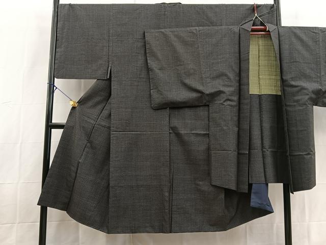■■■　サイズ　■■■ 【着物】 身丈 139cm（肩から） 裄丈 68cm 袖丈 51.5cm　縫込み 6cm 袖幅 34cm 前幅 31cm 後幅 35cm 着物縫いこみ 内揚げ 0cm 裄 お袖側 約0cm　身頃側 約1cm 【羽織】 身丈 96cm（肩から） 裄丈 68cm 袖丈 51.5cm　縫込み 7cm 袖幅 35cm 前幅 19cm 後幅 31.5cm 裄 お袖側 約0cm　身頃側 約1cm ■■■　商品詳細　■■■ 【正絹】 状態は特に目立ったシミ汚れなどもなく大変良い状態です。 大変上質な逸品になります。 お安く出品致しますので、是非この機会にいかがでしょうか？ ■■■　注意事項　■■■ ■モニター発色の具合により色合いが異なる場合がございます。 ■寸法は多少の誤差が生じる場合がございますのでご了承ください。 ■縫込みの長さが左右非対称の場合は短い部分を記載しております。 左右非対称であってもご返品・お値引き等の保証は出来かねますので、ご了承の上ご購入をお願い致します。 ■シミ等のチェックには注意を払っておりますが、見落としがある場合もございますし、個人の見解も様々ですので神経質な方のご購入はお控えください。 ■箪笥に入っておりました着物や帯なので畳みシワや匂いがあるものもございます。 ■お休みは基本的に土日祝となりますが、その他臨時でお休みする場合がございますのでご了承ください。 ■商品の発送は平日のみの発送となります。 ■夜間と土曜、日曜日はお問い合わせの回答が遅れる場合がございます。 ■当店では、お直し、紋入れ、お手入れ等は承っておりません。 ■生地の状態（ヤケ、経年劣化等）によってはサイズ直しが出来ない場合がございます。 その点もどうかご了承のうえ、ご購入をお願いいたします。 ■弊社で取り扱う商品は一点ものにつき、時期や在庫状況に応じて金額が変更となる場合がございます。 ■検針は行っておりません。予めご了承いただきますようお願いいたします。 ■【洗える着物】と記載のある商品におきましては、商品お届け後に洗濯を行ってしまってからのご返品にはご対応しかねます。 念の為、専門店でのお手入れをお願いいたします。 ■写真に写っている物が全てになります。それ以外の付属品はございませんのでご了承ください。 ■状態に関する写真につきましては、掲載可能な写真枚数に限りがあるため、各箇所につき1枚参考画像を掲載しております。 ■着物のサイズ目安は下記を参考ください↓ ＜女性着物＞　お端折り次第で＋5cm　−1cmが着用可能サイズ 　例）身丈170cmの場合、身長160cm〜175cm ＜男性着物＞　身丈＋約25cm〜27cm程が適応身長 　例）身丈155cmの場合、身長180〜182cm