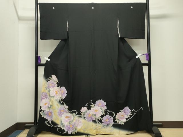 ■■■　サイズ　■■■ 身丈 165.5cm（肩から） 裄丈 66.5cm 袖丈 47.5cm　縫込み 3.5cm 袖幅 34.5cm 前幅 24.5cm 後幅 31cm 着物縫いこみ 内揚げ 5cm 裄 お袖側 約2cm　身頃側 約3cm ■■■　商品詳細　■■■ 【正絹・五つ紋・比翼仕立て】 状態は接写画像のように衿山に薄い汚れがございますが その他特に目立ったシミ汚れなどもなく大変良い状態です。 大変上質な逸品になります。 お安く出品致しますので、是非この機会にいかがでしょうか？ ※八掛にペン書きがございます。 ■■■　注意事項　■■■ ■モニター発色の具合により色合いが異なる場合がございます。 ■寸法は多少の誤差が生じる場合がございますのでご了承ください。 ■縫込みの長さが左右非対称の場合は短い部分を記載しております。 左右非対称であってもご返品・お値引き等の保証は出来かねますので、ご了承の上ご購入をお願い致します。 ■シミ等のチェックには注意を払っておりますが、見落としがある場合もございますし、個人の見解も様々ですので神経質な方のご購入はお控えください。 ■箪笥に入っておりました着物や帯なので畳みシワや匂いがあるものもございます。 ■お休みは基本的に土日祝となりますが、その他臨時でお休みする場合がございますのでご了承ください。 ■商品の発送は平日のみの発送となります。 ■夜間と土曜、日曜日はお問い合わせの回答が遅れる場合がございます。 ■当店では、お直し、紋入れ、お手入れ等は承っておりません。 ■生地の状態（ヤケ、経年劣化等）によってはサイズ直しが出来ない場合がございます。 その点もどうかご了承のうえ、ご購入をお願いいたします。 ■弊社で取り扱う商品は一点ものにつき、時期や在庫状況に応じて金額が変更となる場合がございます。 ■検針は行っておりません。予めご了承いただきますようお願いいたします。 ■【洗える着物】と記載のある商品におきましては、商品お届け後に洗濯を行ってしまってからのご返品にはご対応しかねます。 念の為、専門店でのお手入れをお願いいたします。 ■写真に写っている物が全てになります。それ以外の付属品はございませんのでご了承ください。 ■状態に関する写真につきましては、掲載可能な写真枚数に限りがあるため、各箇所につき1枚参考画像を掲載しております。 ■着物のサイズ目安は下記を参考ください↓ ＜女性着物＞　お端折り次第で＋5cm　−1cmが着用可能サイズ 　例）身丈170cmの場合、身長160cm〜175cm ＜男性着物＞　身丈＋約25cm〜27cm程が適応身長 　例）身丈155cmの場合、身長180〜182cm
