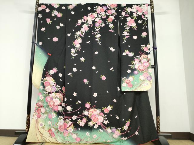 ■■■　サイズ　■■■ 身丈 171cm（肩から） 裄丈 71cm 袖丈 113.5cm　縫込み 8cm 袖幅 37cm 前幅 27cm 後幅 30.5cm 着物縫いこみ 内揚げ 0cm 裄 お袖側 約1cm　身頃側 約3cm ■■■　商品詳細　■■■ 【正絹】 状態は特に目立ったシミ汚れなどもなく大変良い状態です。 大変上質な逸品になります。 お安く出品致しますので、是非この機会にいかがでしょうか？ ■■■　注意事項　■■■ ■モニター発色の具合により色合いが異なる場合がございます。 ■寸法は多少の誤差が生じる場合がございますのでご了承ください。 ■縫込みの長さが左右非対称の場合は短い部分を記載しております。 左右非対称であってもご返品・お値引き等の保証は出来かねますので、ご了承の上ご購入をお願い致します。 ■シミ等のチェックには注意を払っておりますが、見落としがある場合もございますし、個人の見解も様々ですので神経質な方のご購入はお控えください。 ■箪笥に入っておりました着物や帯なので畳みシワや匂いがあるものもございます。 ■お休みは基本的に土日祝となりますが、その他臨時でお休みする場合がございますのでご了承ください。 ■商品の発送は平日のみの発送となります。 ■夜間と土曜、日曜日はお問い合わせの回答が遅れる場合がございます。 ■当店では、お直し、紋入れ、お手入れ等は承っておりません。 ■生地の状態（ヤケ、経年劣化等）によってはサイズ直しが出来ない場合がございます。 その点もどうかご了承のうえ、ご購入をお願いいたします。 ■弊社で取り扱う商品は一点ものにつき、時期や在庫状況に応じて金額が変更となる場合がございます。 ■検針は行っておりません。予めご了承いただきますようお願いいたします。 ■【洗える着物】と記載のある商品におきましては、商品お届け後に洗濯を行ってしまってからのご返品にはご対応しかねます。 念の為、専門店でのお手入れをお願いいたします。 ■写真に写っている物が全てになります。それ以外の付属品はございませんのでご了承ください。 ■状態に関する写真につきましては、掲載可能な写真枚数に限りがあるため、各箇所につき1枚参考画像を掲載しております。 ■着物のサイズ目安は下記を参考ください↓ ＜女性着物＞　お端折り次第で＋5cm　−1cmが着用可能サイズ 　例）身丈170cmの場合、身長160cm〜175cm ＜男性着物＞　身丈＋約25cm〜27cm程が適応身長 　例）身丈155cmの場合、身長180〜182cm