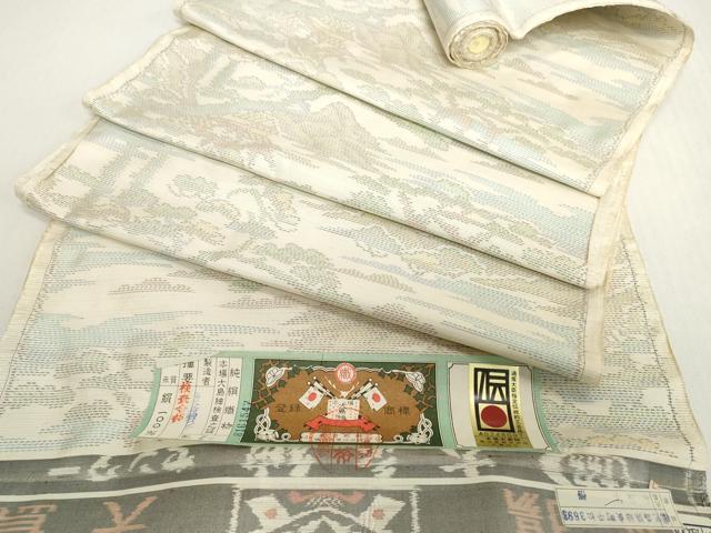 ■■■　サイズ　■■■ 長さ　　着尺分あり 幅　　　約37cm ■■■　商品詳細　■■■ 【正絹・未使用】 状態は接写画像のように表地中程に薄い汚れがございます。 大変上質な逸品になります。 お安く出品致しますので、是非この機会にいかがでしょうか？ ■■■　注意事項　■■■ ■モニター発色の具合により色合いが異なる場合がございます。 ■寸法は多少の誤差が生じる場合がございますのでご了承ください。 ■縫込みの長さが左右非対称の場合は短い部分を記載しております。 左右非対称であってもご返品・お値引き等の保証は出来かねますので、ご了承の上ご購入をお願い致します。 ■シミ等のチェックには注意を払っておりますが、見落としがある場合もございますし、個人の見解も様々ですので神経質な方のご購入はお控えください。 ■箪笥に入っておりました着物や帯なので畳みシワや匂いがあるものもございます。 ■お休みは基本的に土日祝となりますが、その他臨時でお休みする場合がございますのでご了承ください。 ■商品の発送は平日のみの発送となります。 ■夜間と土曜、日曜日はお問い合わせの回答が遅れる場合がございます。 ■当店では、お直し、紋入れ、お手入れ等は承っておりません。 ■生地の状態（ヤケ、経年劣化等）によってはサイズ直しが出来ない場合がございます。 その点もどうかご了承のうえ、ご購入をお願いいたします。 ■弊社で取り扱う商品は一点ものにつき、時期や在庫状況に応じて金額が変更となる場合がございます。 ■検針は行っておりません。予めご了承いただきますようお願いいたします。 ■【洗える着物】と記載のある商品におきましては、商品お届け後に洗濯を行ってしまってからのご返品にはご対応しかねます。 念の為、専門店でのお手入れをお願いいたします。 ■写真に写っている物が全てになります。それ以外の付属品はございませんのでご了承ください。 ■状態に関する写真につきましては、掲載可能な写真枚数に限りがあるため、各箇所につき1枚参考画像を掲載しております。 ■着物のサイズ目安は下記を参考ください↓ ＜女性着物＞　お端折り次第で＋5cm　−1cmが着用可能サイズ 　例）身丈170cmの場合、身長160cm〜175cm ＜男性着物＞　身丈＋約25cm〜27cm程が適応身長 　例）身丈155cmの場合、身長180〜182cm
