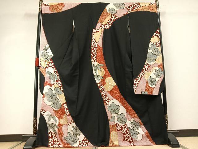 ■■■　サイズ　■■■ 身丈 169cm（肩から） 裄丈 70cm 袖丈 111.5cm　縫込み 6cm 袖幅 35cm 前幅 25cm 後幅 31cm 着物縫いこみ 内揚げ 1cm 裄 お袖側 約2.5cm　身頃側 約3cm ■■■　商品詳細　■■■ 【正絹】 状態は特に目立ったシミ汚れなどもなく大変良い状態です。 大変上質な逸品になります。 お安く出品致しますので、是非この機会にいかがでしょうか？ ■■■　注意事項　■■■ ■モニター発色の具合により色合いが異なる場合がございます。 ■寸法は多少の誤差が生じる場合がございますのでご了承ください。 ■縫込みの長さが左右非対称の場合は短い部分を記載しております。 左右非対称であってもご返品・お値引き等の保証は出来かねますので、ご了承の上ご購入をお願い致します。 ■シミ等のチェックには注意を払っておりますが、見落としがある場合もございますし、個人の見解も様々ですので神経質な方のご購入はお控えください。 ■箪笥に入っておりました着物や帯なので畳みシワや匂いがあるものもございます。 ■お休みは基本的に土日祝となりますが、その他臨時でお休みする場合がございますのでご了承ください。 ■商品の発送は平日のみの発送となります。 ■夜間と土曜、日曜日はお問い合わせの回答が遅れる場合がございます。 ■当店では、お直し、紋入れ、お手入れ等は承っておりません。 ■生地の状態（ヤケ、経年劣化等）によってはサイズ直しが出来ない場合がございます。 その点もどうかご了承のうえ、ご購入をお願いいたします。 ■弊社で取り扱う商品は一点ものにつき、時期や在庫状況に応じて金額が変更となる場合がございます。 ■検針は行っておりません。予めご了承いただきますようお願いいたします。 ■【洗える着物】と記載のある商品におきましては、商品お届け後に洗濯を行ってしまってからのご返品にはご対応しかねます。 念の為、専門店でのお手入れをお願いいたします。 ■写真に写っている物が全てになります。それ以外の付属品はございませんのでご了承ください。 ■状態に関する写真につきましては、掲載可能な写真枚数に限りがあるため、各箇所につき1枚参考画像を掲載しております。 ■着物のサイズ目安は下記を参考ください↓ ＜女性着物＞　お端折り次第で＋5cm　−1cmが着用可能サイズ 　例）身丈170cmの場合、身長160cm〜175cm ＜男性着物＞　身丈＋約25cm〜27cm程が適応身長 　例）身丈155cmの場合、身長180〜182cm