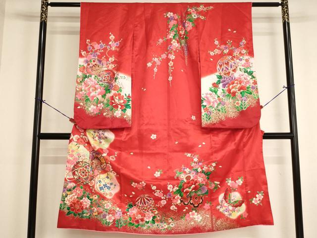 ■■■　サイズ　■■■ 【祝着】 身丈 134cm（肩から） 裄丈 49cm（肩上げ　4cm） 袖丈 75.5cm　縫込み 2cm 袖幅 32cm 前幅 19cm 後幅 24.5cm 着物縫いこみ 内揚げ 0cm （腰上げ　0cm） 裄 お袖側 約2cm　身頃側 約2cm ■■■　商品詳細　■■■ 着物【化繊】の状態は接写画像のように下前・後身頃・両袖・八掛・胴裏に汚れがございます。 お安く出品致しますので、是非この機会にいかがでしょうか？ ■■■　注意事項　■■■ ■モニター発色の具合により色合いが異なる場合がございます。 ■寸法は多少の誤差が生じる場合がございますのでご了承ください。 ■縫込みの長さが左右非対称の場合は短い部分を記載しております。 左右非対称であってもご返品・お値引き等の保証は出来かねますので、ご了承の上ご購入をお願い致します。 ■シミ等のチェックには注意を払っておりますが、見落としがある場合もございますし、個人の見解も様々ですので神経質な方のご購入はお控えください。 ■箪笥に入っておりました着物や帯なので畳みシワや匂いがあるものもございます。 ■お休みは基本的に土日祝となりますが、その他臨時でお休みする場合がございますのでご了承ください。 ■商品の発送は平日のみの発送となります。 ■夜間と土曜、日曜日はお問い合わせの回答が遅れる場合がございます。 ■当店では、お直し、紋入れ、お手入れ等は承っておりません。 ■生地の状態（ヤケ、経年劣化等）によってはサイズ直しが出来ない場合がございます。 その点もどうかご了承のうえ、ご購入をお願いいたします。 ■弊社で取り扱う商品は一点ものにつき、時期や在庫状況に応じて金額が変更となる場合がございます。 ■検針は行っておりません。予めご了承いただきますようお願いいたします。 ■【洗える着物】と記載のある商品におきましては、商品お届け後に洗濯を行ってしまってからのご返品にはご対応しかねます。 念の為、専門店でのお手入れをお願いいたします。 ■写真に写っている物が全てになります。それ以外の付属品はございませんのでご了承ください。 ■状態に関する写真につきましては、掲載可能な写真枚数に限りがあるため、各箇所につき1枚参考画像を掲載しております。 ■着物のサイズ目安は下記を参考ください↓ ＜女性着物＞　お端折り次第で＋5cm　−1cmが着用可能サイズ 　例）身丈170cmの場合、身長160cm〜175cm ＜男性着物＞　身丈＋約25cm〜27cm程が適応身長 　例）身丈155cmの場合、身長180〜182cm