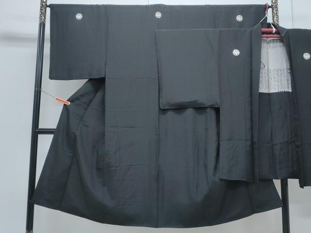 ■■■　サイズ　■■■ 【着物】 身丈 132cm（肩から） 裄丈 66cm 袖丈 48cm　縫込み 4cm 袖幅 34cm 前幅 26cm 後幅 30cm 着物縫いこみ 内揚げ 6cm 裄 お袖側 約1cm　身頃側 約2cm 【羽織】 身丈 88cm（肩から） 裄丈 67cm 袖丈 48cm　縫込み 3cm 袖幅 34cm 前幅 19cm 後幅 30cm 裄 お袖側 約1cm　身頃側 約2cm ■■■　商品詳細　■■■ 【正絹・五つ紋】 着物の状態は特に目立ったシミ汚れなどもなく大変良い状態です。 その他特に目立ったシミ汚れなどもなく大変良い状態です。 羽織の状態は接写画像のに羽裏に薄い汚れがございますが その他特に目立ったシミ汚れなどもなく大変良い状態です。 大変上質な逸品になります。 お安く出品致しますので、是非この機会にいかがでしょうか？ ■■■　注意事項　■■■ ■モニター発色の具合により色合いが異なる場合がございます。 ■寸法は多少の誤差が生じる場合がございますのでご了承ください。 ■縫込みの長さが左右非対称の場合は短い部分を記載しております。 左右非対称であってもご返品・お値引き等の保証は出来かねますので、ご了承の上ご購入をお願い致します。 ■シミ等のチェックには注意を払っておりますが、見落としがある場合もございますし、個人の見解も様々ですので神経質な方のご購入はお控えください。 ■箪笥に入っておりました着物や帯なので畳みシワや匂いがあるものもございます。 ■お休みは基本的に土日祝となりますが、その他臨時でお休みする場合がございますのでご了承ください。 ■商品の発送は平日のみの発送となります。 ■夜間と土曜、日曜日はお問い合わせの回答が遅れる場合がございます。 ■当店では、お直し、紋入れ、お手入れ等は承っておりません。 ■生地の状態（ヤケ、経年劣化等）によってはサイズ直しが出来ない場合がございます。 その点もどうかご了承のうえ、ご購入をお願いいたします。 ■弊社で取り扱う商品は一点ものにつき、時期や在庫状況に応じて金額が変更となる場合がございます。 ■検針は行っておりません。予めご了承いただきますようお願いいたします。 ■【洗える着物】と記載のある商品におきましては、商品お届け後に洗濯を行ってしまってからのご返品にはご対応しかねます。 念の為、専門店でのお手入れをお願いいたします。 ■写真に写っている物が全てになります。それ以外の付属品はございませんのでご了承ください。 ■状態に関する写真につきましては、掲載可能な写真枚数に限りがあるため、各箇所につき1枚参考画像を掲載しております。 ■着物のサイズ目安は下記を参考ください↓ ＜女性着物＞　お端折り次第で＋5cm　−1cmが着用可能サイズ 　例）身丈170cmの場合、身長160cm〜175cm ＜男性着物＞　身丈＋約25cm〜27cm程が適応身長 　例）身丈155cmの場合、身長180〜182cm