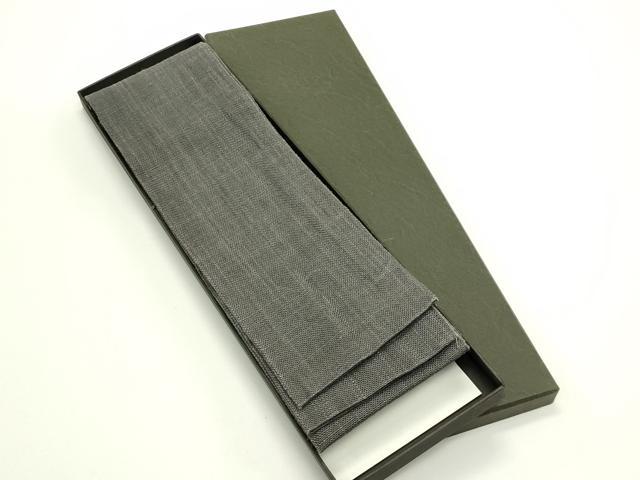 ■■■　サイズ　■■■ 長さ 404cm 幅 10cm程 ■■■　商品詳細　■■■ 【正絹】 状態は締めてはおりますが 特に目立ったシミ汚れなどもなく大変良い状態です。 大変上質な逸品になります。 お安く出品致しますので、是非この機会にいかがでしょうか？ ■■■　注意事項　■■■ ■モニター発色の具合により色合いが異なる場合がございます。 ■寸法は多少の誤差が生じる場合がございますのでご了承ください。 ■縫込みの長さが左右非対称の場合は短い部分を記載しております。 左右非対称であってもご返品・お値引き等の保証は出来かねますので、ご了承の上ご購入をお願い致します。 ■シミ等のチェックには注意を払っておりますが、見落としがある場合もございますし、個人の見解も様々ですので神経質な方のご購入はお控えください。 ■箪笥に入っておりました着物や帯なので畳みシワや匂いがあるものもございます。 ■お休みは基本的に土日祝となりますが、その他臨時でお休みする場合がございますのでご了承ください。 ■商品の発送は平日のみの発送となります。 ■夜間と土曜、日曜日はお問い合わせの回答が遅れる場合がございます。 ■当店では、お直し、紋入れ、お手入れ等は承っておりません。 ■生地の状態（ヤケ、経年劣化等）によってはサイズ直しが出来ない場合がございます。 その点もどうかご了承のうえ、ご購入をお願いいたします。 ■弊社で取り扱う商品は一点ものにつき、時期や在庫状況に応じて金額が変更となる場合がございます。 ■検針は行っておりません。予めご了承いただきますようお願いいたします。 ■【洗える着物】と記載のある商品におきましては、商品お届け後に洗濯を行ってしまってからのご返品にはご対応しかねます。 念の為、専門店でのお手入れをお願いいたします。 ■写真に写っている物が全てになります。それ以外の付属品はございませんのでご了承ください。 ■状態に関する写真につきましては、掲載可能な写真枚数に限りがあるため、各箇所につき1枚参考画像を掲載しております。 ■着物のサイズ目安は下記を参考ください↓ ＜女性着物＞　お端折り次第で＋5cm　−1cmが着用可能サイズ 　例）身丈170cmの場合、身長160cm〜175cm ＜男性着物＞　身丈＋約25cm〜27cm程が適応身長 　例）身丈155cmの場合、身長180〜182cm