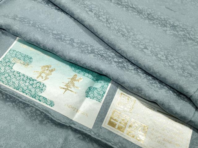 ■■■　サイズ　■■■ 身丈 166.5cm（肩から） 裄丈 67.5cm 袖丈 49cm　縫込み 5cm 袖幅 33.5cm 前幅 24cm 後幅 30cm 着物縫いこみ 内揚げ 2.5cm 裄 お袖側 約3.5cm　身頃側 約1.5cm ■■■　商品詳細　■■■ 【正絹・一つ紋】 状態は接写画像のように後身頃・おくみ・上前・両袖・袖口内側・衿山・下前胸付近に薄い汚れがございますが その他特に目立ったシミ汚れなどもなく大変良い状態です。 大変上質な逸品になります。 お安く出品致しますので、是非この機会にいかがでしょうか？ ■■■　注意事項　■■■ ■モニター発色の具合により色合いが異なる場合がございます。 ■寸法は多少の誤差が生じる場合がございますのでご了承ください。 ■縫込みの長さが左右非対称の場合は短い部分を記載しております。 左右非対称であってもご返品・お値引き等の保証は出来かねますので、ご了承の上ご購入をお願い致します。 ■シミ等のチェックには注意を払っておりますが、見落としがある場合もございますし、個人の見解も様々ですので神経質な方のご購入はお控えください。 ■箪笥に入っておりました着物や帯なので畳みシワや匂いがあるものもございます。 ■お休みは基本的に土日祝となりますが、その他臨時でお休みする場合がございますのでご了承ください。 ■商品の発送は平日のみの発送となります。 ■夜間と土曜、日曜日はお問い合わせの回答が遅れる場合がございます。 ■当店では、お直し、紋入れ、お手入れ等は承っておりません。 ■生地の状態（ヤケ、経年劣化等）によってはサイズ直しが出来ない場合がございます。 その点もどうかご了承のうえ、ご購入をお願いいたします。 ■弊社で取り扱う商品は一点ものにつき、時期や在庫状況に応じて金額が変更となる場合がございます。 ■検針は行っておりません。予めご了承いただきますようお願いいたします。 ■【洗える着物】と記載のある商品におきましては、商品お届け後に洗濯を行ってしまってからのご返品にはご対応しかねます。 念の為、専門店でのお手入れをお願いいたします。 ■写真に写っている物が全てになります。それ以外の付属品はございませんのでご了承ください。 ■状態に関する写真につきましては、掲載可能な写真枚数に限りがあるため、各箇所につき1枚参考画像を掲載しております。 ■着物のサイズ目安は下記を参考ください↓ ＜女性着物＞　お端折り次第で＋5cm　−1cmが着用可能サイズ 　例）身丈170cmの場合、身長160cm〜175cm ＜男性着物＞　身丈＋約25cm〜27cm程が適応身長 　例）身丈155cmの場合、身長180〜182cm
