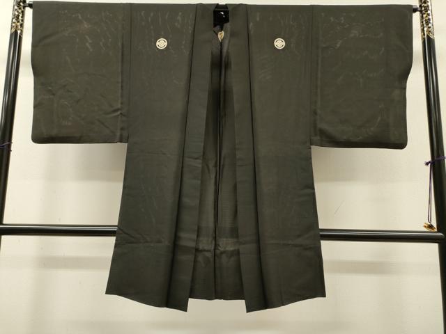 ■■■　サイズ　■■■ 身丈 95cm（肩から） 裄丈 65.5cm 袖丈 49cm　縫込み 2cm 袖幅 33cm 前幅 17.5cm 後幅 30cm 裄 お袖側 約1cm　身頃側 約0cm ■■■　商品詳細　■■■ 【正絹・五つ紋】 状態は接写画像のように表地所々にヤケがございます。 大変上質な逸品になります。 お安く出品致しますので、是非この機会にいかがでしょうか？ ■■■　注意事項　■■■ ■モニター発色の具合により色合いが異なる場合がございます。 ■寸法は多少の誤差が生じる場合がございますのでご了承ください。 ■縫込みの長さが左右非対称の場合は短い部分を記載しております。 左右非対称であってもご返品・お値引き等の保証は出来かねますので、ご了承の上ご購入をお願い致します。 ■シミ等のチェックには注意を払っておりますが、見落としがある場合もございますし、個人の見解も様々ですので神経質な方のご購入はお控えください。 ■箪笥に入っておりました着物や帯なので畳みシワや匂いがあるものもございます。 ■お休みは基本的に土日祝となりますが、その他臨時でお休みする場合がございますのでご了承ください。 ■商品の発送は平日のみの発送となります。 ■夜間と土曜、日曜日はお問い合わせの回答が遅れる場合がございます。 ■当店では、お直し、紋入れ、お手入れ等は承っておりません。 ■生地の状態（ヤケ、経年劣化等）によってはサイズ直しが出来ない場合がございます。 その点もどうかご了承のうえ、ご購入をお願いいたします。 ■弊社で取り扱う商品は一点ものにつき、時期や在庫状況に応じて金額が変更となる場合がございます。 ■検針は行っておりません。予めご了承いただきますようお願いいたします。 ■【洗える着物】と記載のある商品におきましては、商品お届け後に洗濯を行ってしまってからのご返品にはご対応しかねます。 念の為、専門店でのお手入れをお願いいたします。 ■写真に写っている物が全てになります。それ以外の付属品はございませんのでご了承ください。 ■状態に関する写真につきましては、掲載可能な写真枚数に限りがあるため、各箇所につき1枚参考画像を掲載しております。 ■着物のサイズ目安は下記を参考ください↓ ＜女性着物＞　お端折り次第で＋5cm　−1cmが着用可能サイズ 　例）身丈170cmの場合、身長160cm〜175cm ＜男性着物＞　身丈＋約25cm〜27cm程が適応身長 　例）身丈155cmの場合、身長180〜182cm
