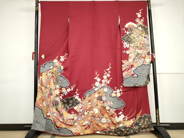 ■■■　サイズ　■■■ 身丈 163cm（肩から） 裄丈 66.5cm 袖丈 108cm　縫込み 7.5cm 袖幅 34.5cm 前幅 24.5cm 後幅 30cm 着物縫いこみ 内揚げ 6cm 裄 お袖側 約4cm　身頃側 約6cm ■■■　商品詳細　■■■ 【正絹】 状態は特に目立ったシミ汚れなどもなく大変良い状態です。 大変上質な逸品になります。 お安く出品致しますので、是非この機会にいかがでしょうか？ ■■■　注意事項　■■■ ■モニター発色の具合により色合いが異なる場合がございます。 ■寸法は多少の誤差が生じる場合がございますのでご了承ください。 ■縫込みの長さが左右非対称の場合は短い部分を記載しております。 左右非対称であってもご返品・お値引き等の保証は出来かねますので、ご了承の上ご購入をお願い致します。 ■シミ等のチェックには注意を払っておりますが、見落としがある場合もございますし、個人の見解も様々ですので神経質な方のご購入はお控えください。 ■箪笥に入っておりました着物や帯なので畳みシワや匂いがあるものもございます。 ■お休みは基本的に土日祝となりますが、その他臨時でお休みする場合がございますのでご了承ください。 ■商品の発送は平日のみの発送となります。 ■夜間と土曜、日曜日はお問い合わせの回答が遅れる場合がございます。 ■当店では、お直し、紋入れ、お手入れ等は承っておりません。 ■生地の状態（ヤケ、経年劣化等）によってはサイズ直しが出来ない場合がございます。 その点もどうかご了承のうえ、ご購入をお願いいたします。 ■弊社で取り扱う商品は一点ものにつき、時期や在庫状況に応じて金額が変更となる場合がございます。 ■検針は行っておりません。予めご了承いただきますようお願いいたします。 ■【洗える着物】と記載のある商品におきましては、商品お届け後に洗濯を行ってしまってからのご返品にはご対応しかねます。 念の為、専門店でのお手入れをお願いいたします。 ■写真に写っている物が全てになります。それ以外の付属品はございませんのでご了承ください。 ■状態に関する写真につきましては、掲載可能な写真枚数に限りがあるため、各箇所につき1枚参考画像を掲載しております。 ■着物のサイズ目安は下記を参考ください↓ ＜女性着物＞　お端折り次第で＋5cm　−1cmが着用可能サイズ 　例）身丈170cmの場合、身長160cm〜175cm ＜男性着物＞　身丈＋約25cm〜27cm程が適応身長 　例）身丈155cmの場合、身長180〜182cm