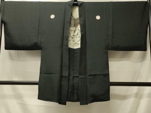 ■■■　サイズ　■■■ 身丈 92cm（肩から） 裄丈 71cm 袖丈 47.5cm　縫込み 3cm 袖幅 36cm 前幅 21cm 後幅 29.5cm 裄 お袖側 約0cm　身頃側 約1cm ■■■　商品詳細　■■■ 【正絹・五つ紋】 状態は特に目立ったシミ汚れなどもなく大変良い状態です。 大変上質な逸品になります。 お安く出品致しますので、是非この機会にいかがでしょうか？ ■■■　注意事項　■■■ ■モニター発色の具合により色合いが異なる場合がございます。 ■寸法は多少の誤差が生じる場合がございますのでご了承ください。 ■縫込みの長さが左右非対称の場合は短い部分を記載しております。 左右非対称であってもご返品・お値引き等の保証は出来かねますので、ご了承の上ご購入をお願い致します。 ■シミ等のチェックには注意を払っておりますが、見落としがある場合もございますし、個人の見解も様々ですので神経質な方のご購入はお控えください。 ■箪笥に入っておりました着物や帯なので畳みシワや匂いがあるものもございます。 ■お休みは基本的に土日祝となりますが、その他臨時でお休みする場合がございますのでご了承ください。 ■商品の発送は平日のみの発送となります。 ■夜間と土曜、日曜日はお問い合わせの回答が遅れる場合がございます。 ■当店では、お直し、紋入れ、お手入れ等は承っておりません。 ■生地の状態（ヤケ、経年劣化等）によってはサイズ直しが出来ない場合がございます。 その点もどうかご了承のうえ、ご購入をお願いいたします。 ■弊社で取り扱う商品は一点ものにつき、時期や在庫状況に応じて金額が変更となる場合がございます。 ■検針は行っておりません。予めご了承いただきますようお願いいたします。 ■【洗える着物】と記載のある商品におきましては、商品お届け後に洗濯を行ってしまってからのご返品にはご対応しかねます。 念の為、専門店でのお手入れをお願いいたします。 ■写真に写っている物が全てになります。それ以外の付属品はございませんのでご了承ください。 ■状態に関する写真につきましては、掲載可能な写真枚数に限りがあるため、各箇所につき1枚参考画像を掲載しております。 ■着物のサイズ目安は下記を参考ください↓ ＜女性着物＞　お端折り次第で＋5cm　−1cmが着用可能サイズ 　例）身丈170cmの場合、身長160cm〜175cm ＜男性着物＞　身丈＋約25cm〜27cm程が適応身長 　例）身丈155cmの場合、身長180〜182cm