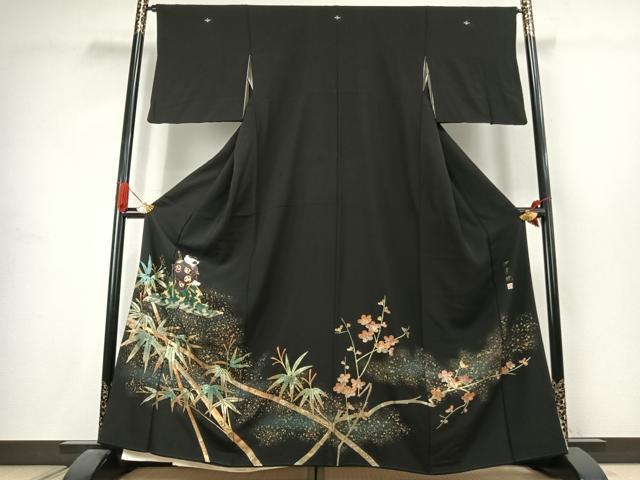 ■■■　サイズ　■■■ 身丈 161cm（肩から） 裄丈 65cm 袖丈 48cm　縫込み 8cm 袖幅 32cm 前幅 27cm 後幅 31cm 着物縫いこみ 内揚げ 9cm 裄 お袖側 約3cm　身頃側 約3cm ■■■　商品詳細　■■■ 【正絹・五つ紋・比翼仕立て】 状態は接写画像のように衿山・比翼衿に薄い汚れがございますが その他特に目立ったシミ汚れなどもなく大変良い状態です。 大変上質な逸品になります。 お安く出品致しますので、是非この機会にいかがでしょうか？ ■■■　注意事項　■■■ ■モニター発色の具合により色合いが異なる場合がございます。 ■寸法は多少の誤差が生じる場合がございますのでご了承ください。 ■縫込みの長さが左右非対称の場合は短い部分を記載しております。 左右非対称であってもご返品・お値引き等の保証は出来かねますので、ご了承の上ご購入をお願い致します。 ■シミ等のチェックには注意を払っておりますが、見落としがある場合もございますし、個人の見解も様々ですので神経質な方のご購入はお控えください。 ■箪笥に入っておりました着物や帯なので畳みシワや匂いがあるものもございます。 ■お休みは基本的に土日祝となりますが、その他臨時でお休みする場合がございますのでご了承ください。 ■商品の発送は平日のみの発送となります。 ■夜間と土曜、日曜日はお問い合わせの回答が遅れる場合がございます。 ■当店では、お直し、紋入れ、お手入れ等は承っておりません。 ■生地の状態（ヤケ、経年劣化等）によってはサイズ直しが出来ない場合がございます。 その点もどうかご了承のうえ、ご購入をお願いいたします。 ■弊社で取り扱う商品は一点ものにつき、時期や在庫状況に応じて金額が変更となる場合がございます。 ■検針は行っておりません。予めご了承いただきますようお願いいたします。 ■【洗える着物】と記載のある商品におきましては、商品お届け後に洗濯を行ってしまってからのご返品にはご対応しかねます。 念の為、専門店でのお手入れをお願いいたします。 ■写真に写っている物が全てになります。それ以外の付属品はございませんのでご了承ください。 ■状態に関する写真につきましては、掲載可能な写真枚数に限りがあるため、各箇所につき1枚参考画像を掲載しております。 ■着物のサイズ目安は下記を参考ください↓ ＜女性着物＞　お端折り次第で＋5cm　−1cmが着用可能サイズ 　例）身丈170cmの場合、身長160cm〜175cm ＜男性着物＞　身丈＋約25cm〜27cm程が適応身長 　例）身丈155cmの場合、身長180〜182cm