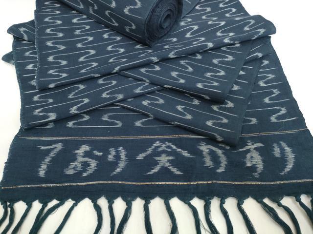 ■■■　サイズ　■■■ 長さ　　着尺分あり 幅　　　約37.5cm ■■■　商品詳細　■■■ 【綿・未使用】 状態は接写画像のように表地所々に薄いシミ汚れがございます。 久留米絣(くるめかすり)は、日本三大絣の一つで 昭和51年には経済産業大臣指定伝統工芸品に指定された木綿を代表する織物です。 一口に絣と言っても製品になるまでの工程はくくり、染め、織りなど全30工程にも及びます。 また、「かすり」の語源は生地が織られる際に、 柄がかすれて見えることからその名が付いたと言われています。 久留米絣、最大の特徴はなんといっても経糸と緯糸を合わせて 複雑な柄を表現させる技術です。 かすりが持つ美しさや独特の風合いは熟練の職人の手によって生み出されます。 使用するほどに味が出て心地よくなる素材です。 大変上質な逸品になります。 お安く出品致しますので、是非この機会にいかがでしょうか？ ■■■　注意事項　■■■ ■モニター発色の具合により色合いが異なる場合がございます。 ■寸法は多少の誤差が生じる場合がございますのでご了承ください。 ■縫込みの長さが左右非対称の場合は短い部分を記載しております。 左右非対称であってもご返品・お値引き等の保証は出来かねますので、ご了承の上ご購入をお願い致します。 ■シミ等のチェックには注意を払っておりますが、見落としがある場合もございますし、個人の見解も様々ですので神経質な方のご購入はお控えください。 ■箪笥に入っておりました着物や帯なので畳みシワや匂いがあるものもございます。 ■お休みは基本的に土日祝となりますが、その他臨時でお休みする場合がございますのでご了承ください。 ■商品の発送は平日のみの発送となります。 ■夜間と土曜、日曜日はお問い合わせの回答が遅れる場合がございます。 ■当店では、お直し、紋入れ、お手入れ等は承っておりません。 ■生地の状態（ヤケ、経年劣化等）によってはサイズ直しが出来ない場合がございます。 その点もどうかご了承のうえ、ご購入をお願いいたします。 ■弊社で取り扱う商品は一点ものにつき、時期や在庫状況に応じて金額が変更となる場合がございます。 ■検針は行っておりません。予めご了承いただきますようお願いいたします。 ■【洗える着物】と記載のある商品におきましては、商品お届け後に洗濯を行ってしまってからのご返品にはご対応しかねます。 念の為、専門店でのお手入れをお願いいたします。 ■写真に写っている物が全てになります。それ以外の付属品はございませんのでご了承ください。 ■状態に関する写真につきましては、掲載可能な写真枚数に限りがあるため、各箇所につき1枚参考画像を掲載しております。 ■着物のサイズ目安は下記を参考ください↓ ＜女性着物＞　お端折り次第で＋5cm　−1cmが着用可能サイズ 　例）身丈170cmの場合、身長160cm〜175cm ＜男性着物＞　身丈＋約25cm〜27cm程が適応身長 　例）身丈155cmの場合、身長180〜182cm