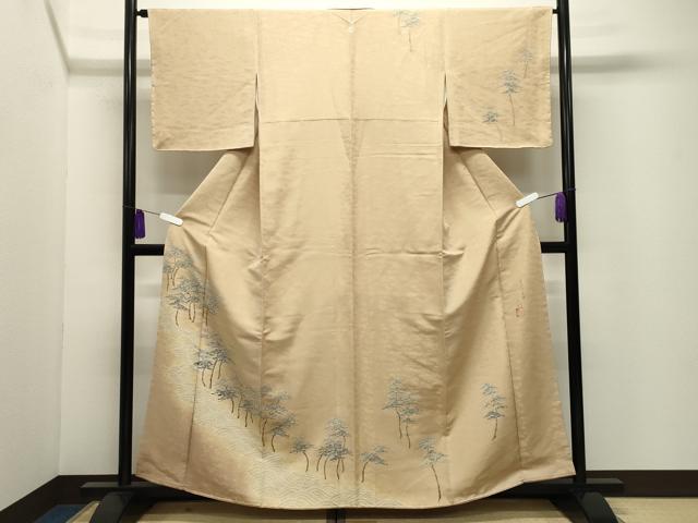 ■■■　サイズ　■■■ 身丈 160cm（肩から） 裄丈 64cm 袖丈 47cm　縫込み 6cm 袖幅 33.5cm 前幅 24cm 後幅 29.5cm 着物縫いこみ 内揚げ 7.5cm 裄 お袖側 約3cm　身頃側 約4cm ■■■　商品詳細　■■■ 【正絹・未使用・一つ紋】 状態は接写画像のように上前・後身頃に薄いアクがございますが その他特に目立ったシミ汚れなどもなく大変良い状態です。 小山仁郎さんは江戸友禅作家の倉谷憲作氏に師事し、 厳しい修行を積みました。 昭和53年の第1回日本染織作家協会展で訪問着『冬野』が文部大臣賞を受賞し、 全国的に名前を知られるようになります。 地元の信州で、自ら野山に出かけて草木を集めています。 「東洋美の現代的表現」を追い求めて生涯を全力投球することをモットーとし、 日々製作に取り組んでおります。 大変上質な逸品になります。 お安く出品致しますので、是非この機会にいかがでしょうか？ ■■■　注意事項　■■■ ■モニター発色の具合により色合いが異なる場合がございます。 ■寸法は多少の誤差が生じる場合がございますのでご了承ください。 ■縫込みの長さが左右非対称の場合は短い部分を記載しております。 左右非対称であってもご返品・お値引き等の保証は出来かねますので、ご了承の上ご購入をお願い致します。 ■シミ等のチェックには注意を払っておりますが、見落としがある場合もございますし、個人の見解も様々ですので神経質な方のご購入はお控えください。 ■箪笥に入っておりました着物や帯なので畳みシワや匂いがあるものもございます。 ■お休みは基本的に土日祝となりますが、その他臨時でお休みする場合がございますのでご了承ください。 ■商品の発送は平日のみの発送となります。 ■夜間と土曜、日曜日はお問い合わせの回答が遅れる場合がございます。 ■当店では、お直し、紋入れ、お手入れ等は承っておりません。 ■生地の状態（ヤケ、経年劣化等）によってはサイズ直しが出来ない場合がございます。 その点もどうかご了承のうえ、ご購入をお願いいたします。 ■弊社で取り扱う商品は一点ものにつき、時期や在庫状況に応じて金額が変更となる場合がございます。 ■検針は行っておりません。予めご了承いただきますようお願いいたします。 ■【洗える着物】と記載のある商品におきましては、商品お届け後に洗濯を行ってしまってからのご返品にはご対応しかねます。 念の為、専門店でのお手入れをお願いいたします。 ■写真に写っている物が全てになります。それ以外の付属品はございませんのでご了承ください。 ■状態に関する写真につきましては、掲載可能な写真枚数に限りがあるため、各箇所につき1枚参考画像を掲載しております。 ■着物のサイズ目安は下記を参考ください↓ ＜女性着物＞　お端折り次第で＋5cm　−1cmが着用可能サイズ 　例）身丈170cmの場合、身長160cm〜175cm ＜男性着物＞　身丈＋約25cm〜27cm程が適応身長 　例）身丈155cmの場合、身長180〜182cm