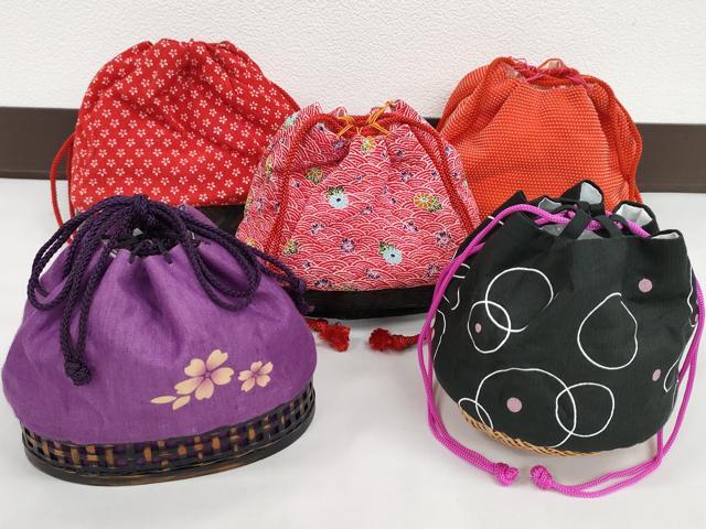 ■■■　商品詳細　■■■ ※こちらのお品はまとめての出品となりますので、 汚れ・サイズ等の詳細は記載しておりません。 ご理解の上でのご入札をお願い致します。 大変上質な逸品になります。 お安く出品致しますので、是非この機会にいかがでしょうか？ ■■■　注意事項　■■■ ■モニター発色の具合により色合いが異なる場合がございます。 ■寸法は多少の誤差が生じる場合がございますのでご了承ください。 ■縫込みの長さが左右非対称の場合は短い部分を記載しております。 左右非対称であってもご返品・お値引き等の保証は出来かねますので、ご了承の上ご購入をお願い致します。 ■シミ等のチェックには注意を払っておりますが、見落としがある場合もございますし、個人の見解も様々ですので神経質な方のご購入はお控えください。 ■箪笥に入っておりました着物や帯なので畳みシワや匂いがあるものもございます。 ■お休みは基本的に土日祝となりますが、その他臨時でお休みする場合がございますのでご了承ください。 ■商品の発送は平日のみの発送となります。 ■夜間と土曜、日曜日はお問い合わせの回答が遅れる場合がございます。 ■当店では、お直し、紋入れ、お手入れ等は承っておりません。 ■生地の状態（ヤケ、経年劣化等）によってはサイズ直しが出来ない場合がございます。 その点もどうかご了承のうえ、ご購入をお願いいたします。 ■弊社で取り扱う商品は一点ものにつき、時期や在庫状況に応じて金額が変更となる場合がございます。 ■検針は行っておりません。予めご了承いただきますようお願いいたします。 ■【洗える着物】と記載のある商品におきましては、商品お届け後に洗濯を行ってしまってからのご返品にはご対応しかねます。 念の為、専門店でのお手入れをお願いいたします。 ■写真に写っている物が全てになります。それ以外の付属品はございませんのでご了承ください。 ■状態に関する写真につきましては、掲載可能な写真枚数に限りがあるため、各箇所につき1枚参考画像を掲載しております。 ■着物のサイズ目安は下記を参考ください↓ ＜女性着物＞　お端折り次第で＋5cm　−1cmが着用可能サイズ 　例）身丈170cmの場合、身長160cm〜175cm ＜男性着物＞　身丈＋約25cm〜27cm程が適応身長 　例）身丈155cmの場合、身長180〜182cm