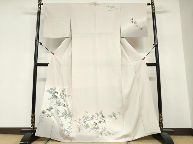 ■■■　サイズ　■■■ 身丈 163cm（肩から） 裄丈 64cm 袖丈 45.5cm　縫込み 8cm 袖幅 32.5cm 前幅 23.5cm 後幅 28.5cm 着物縫いこみ 内揚げ 3cm 裄 お袖側 約5cm　身頃側 約4cm ■■■　商品詳細　■■■ 【正絹・未使用】 状態は接写画像のように右袖前に薄い汚れがございますが その他特に目立ったシミ汚れなどもなく大変良い状態です。 大変上質な逸品になります。 お安く出品致しますので、是非この機会にいかがでしょうか？ ■■■　注意事項　■■■ ■モニター発色の具合により色合いが異なる場合がございます。 ■寸法は多少の誤差が生じる場合がございますのでご了承ください。 ■縫込みの長さが左右非対称の場合は短い部分を記載しております。 左右非対称であってもご返品・お値引き等の保証は出来かねますので、ご了承の上ご購入をお願い致します。 ■シミ等のチェックには注意を払っておりますが、見落としがある場合もございますし、個人の見解も様々ですので神経質な方のご購入はお控えください。 ■箪笥に入っておりました着物や帯なので畳みシワや匂いがあるものもございます。 ■お休みは基本的に土日祝となりますが、その他臨時でお休みする場合がございますのでご了承ください。 ■商品の発送は平日のみの発送となります。 ■夜間と土曜、日曜日はお問い合わせの回答が遅れる場合がございます。 ■当店では、お直し、紋入れ、お手入れ等は承っておりません。 ■生地の状態（ヤケ、経年劣化等）によってはサイズ直しが出来ない場合がございます。 その点もどうかご了承のうえ、ご購入をお願いいたします。 ■弊社で取り扱う商品は一点ものにつき、時期や在庫状況に応じて金額が変更となる場合がございます。 ■検針は行っておりません。予めご了承いただきますようお願いいたします。 ■【洗える着物】と記載のある商品におきましては、商品お届け後に洗濯を行ってしまってからのご返品にはご対応しかねます。 念の為、専門店でのお手入れをお願いいたします。 ■写真に写っている物が全てになります。それ以外の付属品はございませんのでご了承ください。 ■状態に関する写真につきましては、掲載可能な写真枚数に限りがあるため、各箇所につき1枚参考画像を掲載しております。 ■着物のサイズ目安は下記を参考ください↓ ＜女性着物＞　お端折り次第で＋5cm　−1cmが着用可能サイズ 　例）身丈170cmの場合、身長160cm〜175cm ＜男性着物＞　身丈＋約25cm〜27cm程が適応身長 　例）身丈155cmの場合、身長180〜182cm