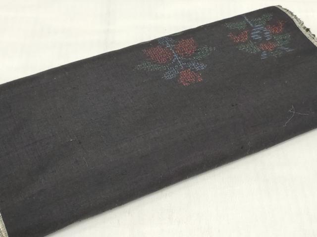 ■■■　サイズ　■■■ 長さ　　着尺分あり 幅　　　約37cm ■■■　商品詳細　■■■ 【正絹・未使用】 状態は特に目立ったシミ汚れなどもなく大変良い状態です。 大変上質な逸品になります。 お安く出品致しますので、是非この機会にいかがでしょうか？ ■■■　注意事項　■■■ ■モニター発色の具合により色合いが異なる場合がございます。 ■寸法は多少の誤差が生じる場合がございますのでご了承ください。 ■縫込みの長さが左右非対称の場合は短い部分を記載しております。 左右非対称であってもご返品・お値引き等の保証は出来かねますので、ご了承の上ご購入をお願い致します。 ■シミ等のチェックには注意を払っておりますが、見落としがある場合もございますし、個人の見解も様々ですので神経質な方のご購入はお控えください。 ■箪笥に入っておりました着物や帯なので畳みシワや匂いがあるものもございます。 ■お休みは基本的に土日祝となりますが、その他臨時でお休みする場合がございますのでご了承ください。 ■商品の発送は平日のみの発送となります。 ■夜間と土曜、日曜日はお問い合わせの回答が遅れる場合がございます。 ■当店では、お直し、紋入れ、お手入れ等は承っておりません。 ■生地の状態（ヤケ、経年劣化等）によってはサイズ直しが出来ない場合がございます。 その点もどうかご了承のうえ、ご購入をお願いいたします。 ■弊社で取り扱う商品は一点ものにつき、時期や在庫状況に応じて金額が変更となる場合がございます。 ■検針は行っておりません。予めご了承いただきますようお願いいたします。 ■【洗える着物】と記載のある商品におきましては、商品お届け後に洗濯を行ってしまってからのご返品にはご対応しかねます。 念の為、専門店でのお手入れをお願いいたします。 ■写真に写っている物が全てになります。それ以外の付属品はございませんのでご了承ください。 ■状態に関する写真につきましては、掲載可能な写真枚数に限りがあるため、各箇所につき1枚参考画像を掲載しております。 ■着物のサイズ目安は下記を参考ください↓ ＜女性着物＞　お端折り次第で＋5cm　−1cmが着用可能サイズ 　例）身丈170cmの場合、身長160cm〜175cm ＜男性着物＞　身丈＋約25cm〜27cm程が適応身長 　例）身丈155cmの場合、身長180〜182cm