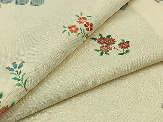 ■■■　サイズ　■■■ 身丈 160cm（肩から） 裄丈 65cm 袖丈 51cm　縫込み 5cm 袖幅 33cm 前幅 25cm 後幅 28.5cm 着物縫いこみ 内揚げ 8.5cm 裄 お袖側 約1cm　身頃側 約2cm ■■■　商品詳細　■■■ 【正絹】 状態は接写画像のように後身頃に汚れがございますが その他特に目立ったシミ汚れなどもなく大変良い状態です。 大変上質な逸品になります。 お安く出品致しますので、是非この機会にいかがでしょうか？ ■■■　注意事項　■■■ ■モニター発色の具合により色合いが異なる場合がございます。 ■寸法は多少の誤差が生じる場合がございますのでご了承ください。 ■縫込みの長さが左右非対称の場合は短い部分を記載しております。 左右非対称であってもご返品・お値引き等の保証は出来かねますので、ご了承の上ご購入をお願い致します。 ■シミ等のチェックには注意を払っておりますが、見落としがある場合もございますし、個人の見解も様々ですので神経質な方のご購入はお控えください。 ■箪笥に入っておりました着物や帯なので畳みシワや匂いがあるものもございます。 ■お休みは基本的に土日祝となりますが、その他臨時でお休みする場合がございますのでご了承ください。 ■商品の発送は平日のみの発送となります。 ■夜間と土曜、日曜日はお問い合わせの回答が遅れる場合がございます。 ■当店では、お直し、紋入れ、お手入れ等は承っておりません。 ■生地の状態（ヤケ、経年劣化等）によってはサイズ直しが出来ない場合がございます。 その点もどうかご了承のうえ、ご購入をお願いいたします。 ■弊社で取り扱う商品は一点ものにつき、時期や在庫状況に応じて金額が変更となる場合がございます。 ■検針は行っておりません。予めご了承いただきますようお願いいたします。 ■【洗える着物】と記載のある商品におきましては、商品お届け後に洗濯を行ってしまってからのご返品にはご対応しかねます。 念の為、専門店でのお手入れをお願いいたします。 ■着物のサイズ目安は下記を参考ください↓ ＜女性着物＞　お端折り次第で＋5?　−10?が着用可能サイズ 　例）身丈170?の場合、身長160?〜175? ＜男性着物＞　身丈＋約25?〜27?程が適応身長 　例）身丈155?の場合、身長180〜182?