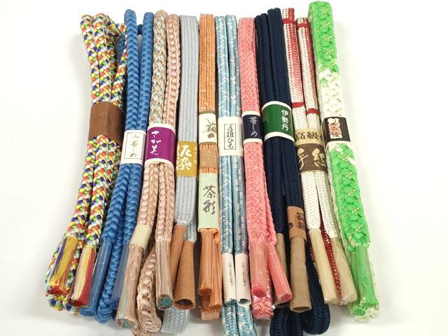 ■■■　商品詳細　■■■ 【未使用】 ※こちらのお品はまとめての出品となりますので、 サイズ等の詳細は記載しておりません。 ご理解の上でのご入札をお願い致します。 大変上質な逸品になります。 お安く出品致しますので、是非この機会にいかがでしょうか？ ■■■　注意事項　■■■ ■モニター発色の具合により色合いが異なる場合がございます。 ■寸法は多少の誤差が生じる場合がございますのでご了承ください。 ■縫込みの長さが左右非対称の場合は短い部分を記載しております。 左右非対称であってもご返品・お値引き等の保証は出来かねますので、ご了承の上ご購入をお願い致します。 ■シミ等のチェックには注意を払っておりますが、見落としがある場合もございますし、個人の見解も様々ですので神経質な方のご購入はお控えください。 ■箪笥に入っておりました着物や帯なので畳みシワや匂いがあるものもございます。 ■お休みは基本的に土日祝となりますが、その他臨時でお休みする場合がございますのでご了承ください。 ■商品の発送は平日のみの発送となります。 ■夜間と土曜、日曜日はお問い合わせの回答が遅れる場合がございます。 ■当店では、お直し、紋入れ、お手入れ等は承っておりません。 ■生地の状態（ヤケ、経年劣化等）によってはサイズ直しが出来ない場合がございます。 その点もどうかご了承のうえ、ご購入をお願いいたします。 ■弊社で取り扱う商品は一点ものにつき、時期や在庫状況に応じて金額が変更となる場合がございます。 ■検針は行っておりません。予めご了承いただきますようお願いいたします。 ■【洗える着物】と記載のある商品におきましては、商品お届け後に洗濯を行ってしまってからのご返品にはご対応しかねます。 念の為、専門店でのお手入れをお願いいたします。 ■着物のサイズ目安は下記を参考ください↓ ＜女性着物＞　お端折り次第で＋5cm　−1cmが着用可能サイズ 　例）身丈170cmの場合、身長160cm〜175cm ＜男性着物＞　身丈＋約25cm〜27cm程が適応身長 　例）身丈155cmの場合、身長180〜182cm