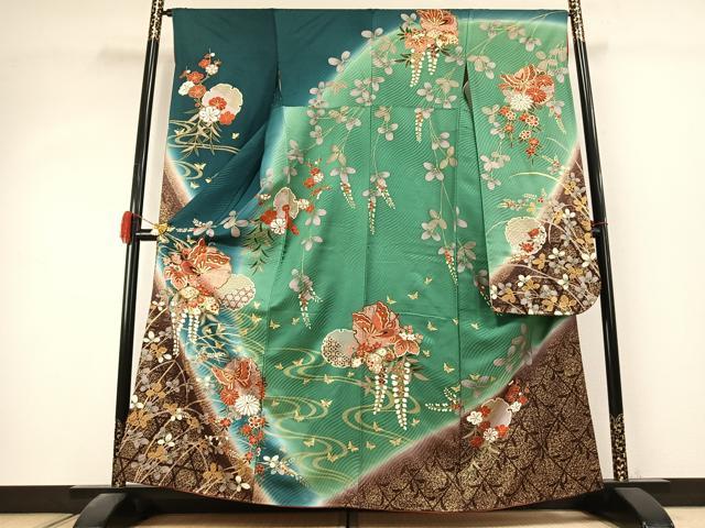 ■■■　サイズ　■■■ 身丈 160.5cm（肩から） 裄丈 65cm 袖丈 105cm　縫込み 6cm 袖幅 33cm 前幅 24cm 後幅 29cm 着物縫いこみ 内揚げ 6cm 裄 お袖側 約1cm　身頃側 約2cm ■■■　商品詳細　■■■ 【正絹】 状態は特に目立ったシミ汚れなどもなく大変良い状態です。 大変上質な逸品になります。 お安く出品致しますので、是非この機会にいかがでしょうか？ ■■■　注意事項　■■■ ■モニター発色の具合により色合いが異なる場合がございます。 ■寸法は多少の誤差が生じる場合がございますのでご了承ください。 ■縫込みの長さが左右非対称の場合は短い部分を記載しております。 左右非対称であってもご返品・お値引き等の保証は出来かねますので、ご了承の上ご購入をお願い致します。 ■シミ等のチェックには注意を払っておりますが、見落としがある場合もございますし、個人の見解も様々ですので神経質な方のご購入はお控えください。 ■箪笥に入っておりました着物や帯なので畳みシワや匂いがあるものもございます。 ■お休みは基本的に土日祝となりますが、その他臨時でお休みする場合がございますのでご了承ください。 ■商品の発送は平日のみの発送となります。 ■夜間と土曜、日曜日はお問い合わせの回答が遅れる場合がございます。 ■当店では、お直し、紋入れ、お手入れ等は承っておりません。 ■生地の状態（ヤケ、経年劣化等）によってはサイズ直しが出来ない場合がございます。 その点もどうかご了承のうえ、ご購入をお願いいたします。 ■弊社で取り扱う商品は一点ものにつき、時期や在庫状況に応じて金額が変更となる場合がございます。 ■検針は行っておりません。予めご了承いただきますようお願いいたします。 ■【洗える着物】と記載のある商品におきましては、商品お届け後に洗濯を行ってしまってからのご返品にはご対応しかねます。 念の為、専門店でのお手入れをお願いいたします。 ■写真に写っている物が全てになります。それ以外の付属品はございませんのでご了承ください。 ■状態に関する写真につきましては、掲載可能な写真枚数に限りがあるため、各箇所につき1枚参考画像を掲載しております。 ■着物のサイズ目安は下記を参考ください↓ ＜女性着物＞　お端折り次第で＋5cm　−1cmが着用可能サイズ 　例）身丈170cmの場合、身長160cm〜175cm ＜男性着物＞　身丈＋約25cm〜27cm程が適応身長 　例）身丈155cmの場合、身長180〜182cm