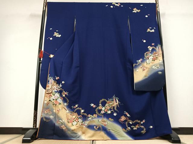 ■■■　サイズ　■■■ 身丈 166cm（肩から） 裄丈 69cm 袖丈 112cm　縫込み 5cm 袖幅 34.5cm 前幅 25.5cm 後幅 31cm 着物縫いこみ 内揚げ 4cm 裄 お袖側 約3cm　身頃側 約3cm ■■■　商品詳細　■■■ 【正絹】 状態は接写画像のように衿山に薄い汚れがございますが その他特に目立ったシミ汚れなどもなく大変良い状態です。 大変上質な逸品になります。 お安く出品致しますので、是非この機会にいかがでしょうか？ ■■■　注意事項　■■■ ■モニター発色の具合により色合いが異なる場合がございます。 ■寸法は多少の誤差が生じる場合がございますのでご了承ください。 ■縫込みの長さが左右非対称の場合は短い部分を記載しております。 左右非対称であってもご返品・お値引き等の保証は出来かねますので、ご了承の上ご購入をお願い致します。 ■シミ等のチェックには注意を払っておりますが、見落としがある場合もございますし、個人の見解も様々ですので神経質な方のご購入はお控えください。 ■箪笥に入っておりました着物や帯なので畳みシワや匂いがあるものもございます。 ■お休みは基本的に土日祝となりますが、その他臨時でお休みする場合がございますのでご了承ください。 ■商品の発送は平日のみの発送となります。 ■夜間と土曜、日曜日はお問い合わせの回答が遅れる場合がございます。 ■当店では、お直し、紋入れ、お手入れ等は承っておりません。 ■生地の状態（ヤケ、経年劣化等）によってはサイズ直しが出来ない場合がございます。 その点もどうかご了承のうえ、ご購入をお願いいたします。 ■弊社で取り扱う商品は一点ものにつき、時期や在庫状況に応じて金額が変更となる場合がございます。 ■検針は行っておりません。予めご了承いただきますようお願いいたします。 ■【洗える着物】と記載のある商品におきましては、商品お届け後に洗濯を行ってしまってからのご返品にはご対応しかねます。 念の為、専門店でのお手入れをお願いいたします。 ■写真に写っている物が全てになります。それ以外の付属品はございませんのでご了承ください。 ■状態に関する写真につきましては、掲載可能な写真枚数に限りがあるため、各箇所につき1枚参考画像を掲載しております。 ■着物のサイズ目安は下記を参考ください↓ ＜女性着物＞　お端折り次第で＋5cm　−1cmが着用可能サイズ 　例）身丈170cmの場合、身長160cm〜175cm ＜男性着物＞　身丈＋約25cm〜27cm程が適応身長 　例）身丈155cmの場合、身長180〜182cm
