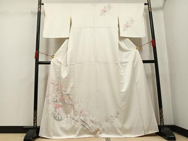 ■■■　サイズ　■■■ 身丈 164cm（肩から） 裄丈 63.5cm 袖丈 47.5cm　縫込み 5cm 袖幅 32cm 前幅 23cm 後幅 28cm 着物縫いこみ 内揚げ 1cm 裄 お袖側 約2cm　身頃側 約1cm ■■■　商品詳細　■■■ 【正絹】 状態は接写画像のように両袖に薄い汚れがございますが その他特に目立ったシミ汚れなどもなく大変良い状態です。 大変上質な逸品になります。 お安く出品致しますので、是非この機会にいかがでしょうか？ ■■■　注意事項　■■■ ■モニター発色の具合により色合いが異なる場合がございます。 ■寸法は多少の誤差が生じる場合がございますのでご了承ください。 ■縫込みの長さが左右非対称の場合は短い部分を記載しております。 左右非対称であってもご返品・お値引き等の保証は出来かねますので、ご了承の上ご購入をお願い致します。 ■シミ等のチェックには注意を払っておりますが、見落としがある場合もございますし、個人の見解も様々ですので神経質な方のご購入はお控えください。 ■箪笥に入っておりました着物や帯なので畳みシワや匂いがあるものもございます。 ■お休みは基本的に土日祝となりますが、その他臨時でお休みする場合がございますのでご了承ください。 ■商品の発送は平日のみの発送となります。 ■夜間と土曜、日曜日はお問い合わせの回答が遅れる場合がございます。 ■当店では、お直し、紋入れ、お手入れ等は承っておりません。 ■生地の状態（ヤケ、経年劣化等）によってはサイズ直しが出来ない場合がございます。 その点もどうかご了承のうえ、ご購入をお願いいたします。 ■弊社で取り扱う商品は一点ものにつき、時期や在庫状況に応じて金額が変更となる場合がございます。 ■検針は行っておりません。予めご了承いただきますようお願いいたします。 ■【洗える着物】と記載のある商品におきましては、商品お届け後に洗濯を行ってしまってからのご返品にはご対応しかねます。 念の為、専門店でのお手入れをお願いいたします。 ■写真に写っている物が全てになります。それ以外の付属品はございませんのでご了承ください。 ■状態に関する写真につきましては、掲載可能な写真枚数に限りがあるため、各箇所につき1枚参考画像を掲載しております。 ■着物のサイズ目安は下記を参考ください↓ ＜女性着物＞　お端折り次第で＋5cm　−1cmが着用可能サイズ 　例）身丈170cmの場合、身長160cm〜175cm ＜男性着物＞　身丈＋約25cm〜27cm程が適応身長 　例）身丈155cmの場合、身長180〜182cm