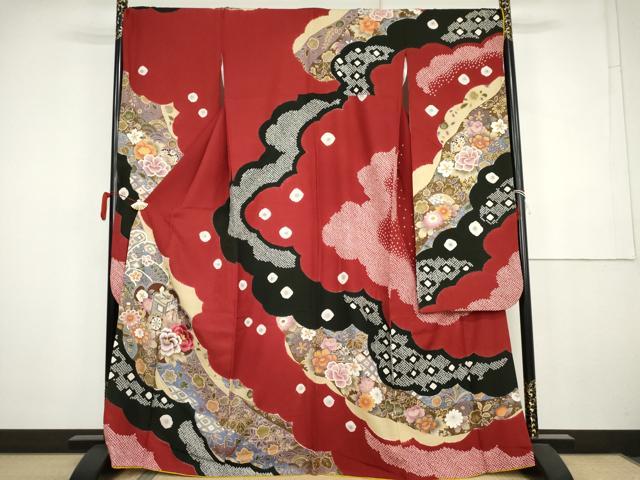 ■■■　サイズ　■■■ 身丈 165cm（肩から） 裄丈 70.5cm 袖丈 112cm　縫込み 5cm 袖幅 36cm 前幅 26.5cm 後幅 30.5cm 着物縫いこみ 内揚げ 4cm 裄 お袖側 約0cm　身頃側 約2cm ■■■　商品詳細　■■■ 【正絹】 状態は特に目立ったシミ汚れなどもなく大変良い状態です。 大変上質な逸品になります。 お安く出品致しますので、是非この機会にいかがでしょうか？ ■■■　注意事項　■■■ ■モニター発色の具合により色合いが異なる場合がございます。 ■寸法は多少の誤差が生じる場合がございますのでご了承ください。 ■縫込みの長さが左右非対称の場合は短い部分を記載しております。 左右非対称であってもご返品・お値引き等の保証は出来かねますので、ご了承の上ご購入をお願い致します。 ■シミ等のチェックには注意を払っておりますが、見落としがある場合もございますし、個人の見解も様々ですので神経質な方のご購入はお控えください。 ■箪笥に入っておりました着物や帯なので畳みシワや匂いがあるものもございます。 ■お休みは基本的に土日祝となりますが、その他臨時でお休みする場合がございますのでご了承ください。 ■商品の発送は平日のみの発送となります。 ■夜間と土曜、日曜日はお問い合わせの回答が遅れる場合がございます。 ■当店では、お直し、紋入れ、お手入れ等は承っておりません。 ■生地の状態（ヤケ、経年劣化等）によってはサイズ直しが出来ない場合がございます。 その点もどうかご了承のうえ、ご購入をお願いいたします。 ■弊社で取り扱う商品は一点ものにつき、時期や在庫状況に応じて金額が変更となる場合がございます。 ■検針は行っておりません。予めご了承いただきますようお願いいたします。 ■【洗える着物】と記載のある商品におきましては、商品お届け後に洗濯を行ってしまってからのご返品にはご対応しかねます。 念の為、専門店でのお手入れをお願いいたします。 ■写真に写っている物が全てになります。それ以外の付属品はございませんのでご了承ください。 ■状態に関する写真につきましては、掲載可能な写真枚数に限りがあるため、各箇所につき1枚参考画像を掲載しております。 ■着物のサイズ目安は下記を参考ください↓ ＜女性着物＞　お端折り次第で＋5cm　−1cmが着用可能サイズ 　例）身丈170cmの場合、身長160cm〜175cm ＜男性着物＞　身丈＋約25cm〜27cm程が適応身長 　例）身丈155cmの場合、身長180〜182cm