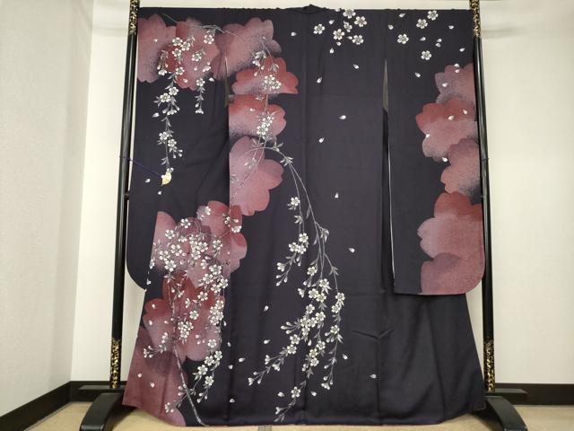 ■■■　サイズ　■■■ 身丈 166cm（肩から） 裄丈 71cm 袖丈 115cm　縫込み 7cm 袖幅 36cm 前幅 25cm 後幅 28.5cm 着物縫いこみ 内揚げ 5cm 裄 お袖側 約2cm　身頃側 約2cm ■■■　商品詳細　■■■ 【正絹】 状態は接写画像のように衿山に薄い汚れがございますが その他特に目立ったシミ汚れなどもなく大変良い状態です。 大変上質な逸品になります。 お安く出品致しますので、是非この機会にいかがでしょうか？ ■■■　注意事項　■■■ ■モニター発色の具合により色合いが異なる場合がございます。 ■寸法は多少の誤差が生じる場合がございますのでご了承ください。 ■縫込みの長さが左右非対称の場合は短い部分を記載しております。 左右非対称であってもご返品・お値引き等の保証は出来かねますので、ご了承の上ご購入をお願い致します。 ■シミ等のチェックには注意を払っておりますが、見落としがある場合もございますし、個人の見解も様々ですので神経質な方のご購入はお控えください。 ■箪笥に入っておりました着物や帯なので畳みシワや匂いがあるものもございます。 ■お休みは基本的に土日祝となりますが、その他臨時でお休みする場合がございますのでご了承ください。 ■商品の発送は平日のみの発送となります。 ■夜間と土曜、日曜日はお問い合わせの回答が遅れる場合がございます。 ■当店では、お直し、紋入れ、お手入れ等は承っておりません。 ■生地の状態（ヤケ、経年劣化等）によってはサイズ直しが出来ない場合がございます。 その点もどうかご了承のうえ、ご購入をお願いいたします。 ■弊社で取り扱う商品は一点ものにつき、時期や在庫状況に応じて金額が変更となる場合がございます。 ■検針は行っておりません。予めご了承いただきますようお願いいたします。 ■【洗える着物】と記載のある商品におきましては、商品お届け後に洗濯を行ってしまってからのご返品にはご対応しかねます。 念の為、専門店でのお手入れをお願いいたします。 ■写真に写っている物が全てになります。それ以外の付属品はございませんのでご了承ください。 ■状態に関する写真につきましては、掲載可能な写真枚数に限りがあるため、各箇所につき1枚参考画像を掲載しております。 ■着物のサイズ目安は下記を参考ください↓ ＜女性着物＞　お端折り次第で＋5cm　−1cmが着用可能サイズ 　例）身丈170cmの場合、身長160cm〜175cm ＜男性着物＞　身丈＋約25cm〜27cm程が適応身長 　例）身丈155cmの場合、身長180〜182cm
