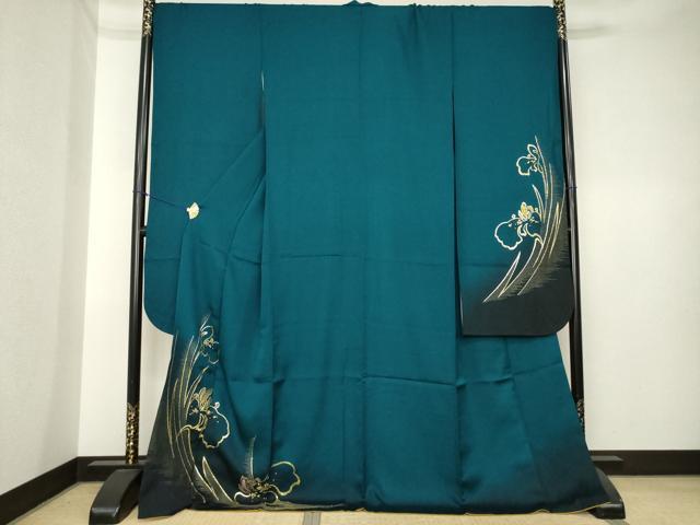 ■■■　サイズ　■■■ 身丈 171cm（肩から） 裄丈 70cm 袖丈 111cm　縫込み 7cm 袖幅 36cm 前幅 25cm 後幅 30.5cm 着物縫いこみ 内揚げ 1cm 裄 お袖側 約1cm　身頃側 約2cm ■■■　商品詳細　■■■ 【正絹】 状態は接写画像のように胴裏にシミがございますが その他特に目立ったシミ汚れなどもなく大変良い状態です。 大変上質な逸品になります。 お安く出品致しますので、是非この機会にいかがでしょうか？ ■■■　注意事項　■■■ ■モニター発色の具合により色合いが異なる場合がございます。 ■寸法は多少の誤差が生じる場合がございますのでご了承ください。 ■縫込みの長さが左右非対称の場合は短い部分を記載しております。 左右非対称であってもご返品・お値引き等の保証は出来かねますので、ご了承の上ご購入をお願い致します。 ■シミ等のチェックには注意を払っておりますが、見落としがある場合もございますし、個人の見解も様々ですので神経質な方のご購入はお控えください。 ■箪笥に入っておりました着物や帯なので畳みシワや匂いがあるものもございます。 ■お休みは基本的に土日祝となりますが、その他臨時でお休みする場合がございますのでご了承ください。 ■商品の発送は平日のみの発送となります。 ■夜間と土曜、日曜日はお問い合わせの回答が遅れる場合がございます。 ■当店では、お直し、紋入れ、お手入れ等は承っておりません。 ■生地の状態（ヤケ、経年劣化等）によってはサイズ直しが出来ない場合がございます。 その点もどうかご了承のうえ、ご購入をお願いいたします。 ■弊社で取り扱う商品は一点ものにつき、時期や在庫状況に応じて金額が変更となる場合がございます。 ■検針は行っておりません。予めご了承いただきますようお願いいたします。 ■【洗える着物】と記載のある商品におきましては、商品お届け後に洗濯を行ってしまってからのご返品にはご対応しかねます。 念の為、専門店でのお手入れをお願いいたします。 ■写真に写っている物が全てになります。それ以外の付属品はございませんのでご了承ください。 ■状態に関する写真につきましては、掲載可能な写真枚数に限りがあるため、各箇所につき1枚参考画像を掲載しております。 ■着物のサイズ目安は下記を参考ください↓ ＜女性着物＞　お端折り次第で＋5cm　−1cmが着用可能サイズ 　例）身丈170cmの場合、身長160cm〜175cm ＜男性着物＞　身丈＋約25cm〜27cm程が適応身長 　例）身丈155cmの場合、身長180〜182cm