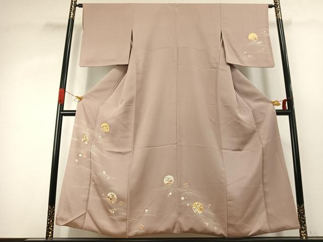 ■■■　サイズ　■■■ 身丈 153cm（肩から） 裄丈 63cm 袖丈 48cm　縫込み 6cm 袖幅 32.5cm 前幅 25cm 後幅 29cm 着物縫いこみ 内揚げ 8cm 裄 お袖側 約4cm　身頃側 約5cm ■■■　商品詳細　■■■ 【正絹・一つ紋】 状態は特に目立ったシミ汚れなどもなく大変良い状態です。 大変上質な逸品になります。 お安く出品致しますので、是非この機会にいかがでしょうか？ ■■■　注意事項　■■■ ■モニター発色の具合により色合いが異なる場合がございます。 ■寸法は多少の誤差が生じる場合がございますのでご了承ください。 ■縫込みの長さが左右非対称の場合は短い部分を記載しております。 左右非対称であってもご返品・お値引き等の保証は出来かねますので、ご了承の上ご購入をお願い致します。 ■シミ等のチェックには注意を払っておりますが、見落としがある場合もございますし、個人の見解も様々ですので神経質な方のご購入はお控えください。 ■箪笥に入っておりました着物や帯なので畳みシワや匂いがあるものもございます。 ■お休みは基本的に土日祝となりますが、その他臨時でお休みする場合がございますのでご了承ください。 ■商品の発送は平日のみの発送となります。 ■夜間と土曜、日曜日はお問い合わせの回答が遅れる場合がございます。 ■当店では、お直し、紋入れ、お手入れ等は承っておりません。 ■生地の状態（ヤケ、経年劣化等）によってはサイズ直しが出来ない場合がございます。 その点もどうかご了承のうえ、ご購入をお願いいたします。 ■弊社で取り扱う商品は一点ものにつき、時期や在庫状況に応じて金額が変更となる場合がございます。 ■検針は行っておりません。予めご了承いただきますようお願いいたします。 ■【洗える着物】と記載のある商品におきましては、商品お届け後に洗濯を行ってしまってからのご返品にはご対応しかねます。 念の為、専門店でのお手入れをお願いいたします。 ■写真に写っている物が全てになります。それ以外の付属品はございませんのでご了承ください。 ■状態に関する写真につきましては、掲載可能な写真枚数に限りがあるため、各箇所につき1枚参考画像を掲載しております。 ■着物のサイズ目安は下記を参考ください↓ ＜女性着物＞　お端折り次第で＋5cm　−1cmが着用可能サイズ 　例）身丈170cmの場合、身長160cm〜175cm ＜男性着物＞　身丈＋約25cm〜27cm程が適応身長 　例）身丈155cmの場合、身長180〜182cm